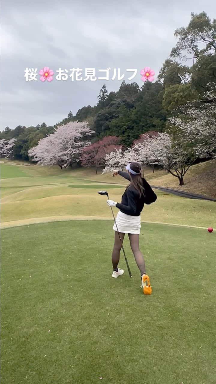 小田唯のインスタグラム：「桜が完全に散ってしまう前に🌸桜ゴルフの投稿🫶🏻💕  行ったのは富里ゴルフ倶楽部🌸 なんと今年末で成田空港の滑走路を拡大する為にクローズしてしまうそう🥲  とっても素敵なゴルフ場だったので残念だけど、また今年中に行けることがあったら嬉しいな…🥹💕  #ゴルフ女子#ゴルフ動画#スイング動画#ゴルフ女子コーデ#ゴルフ#ゴルフ好きな人と繋がりたい#ゴルフコーデ#ゴルフうまくなりたい#関東ゴルファー#お花見ゴルフ #golf#golfstagram#golfwear#golfaddict」