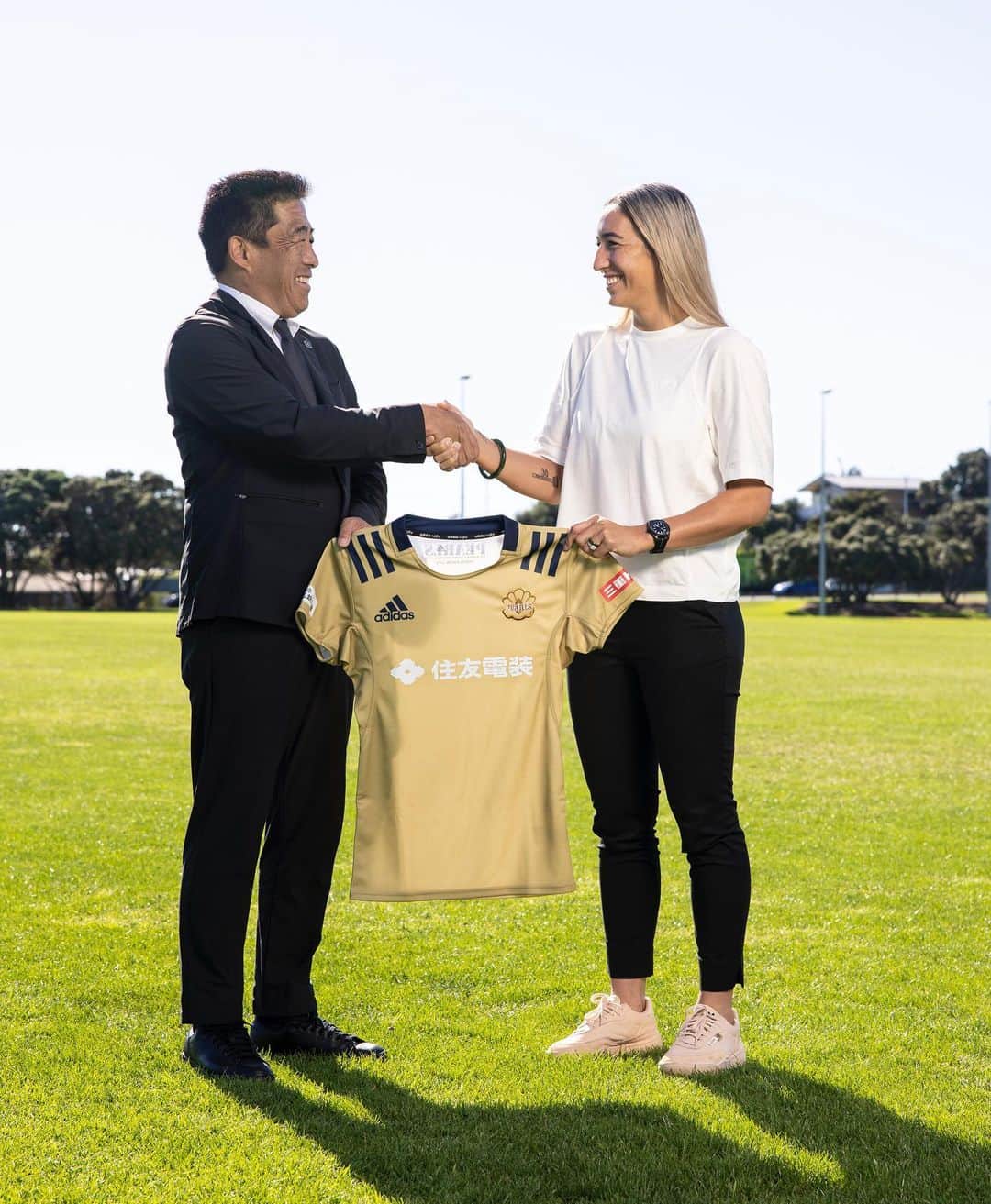 サラ・ゴスのインスタグラム：「I’m really excited to have signed with @pearls.rugby for their up coming sevens season  I love everything about Japan so to be going there to play rugby is a dream come true  I will be joining the club after the World Series in Toulouse before rejoining the NZ7s for preseason   📸 @graememurraynz」