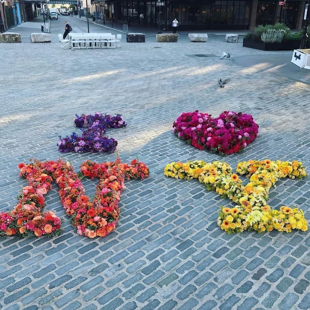 ニコールミラーのインスタグラム：「Spring has officially sprung in NYC! 🌸🌼🌷  #NicoleMiller #NicoleMillerStyle #springtime #springtimevibes #springhassprung #nycviews #newyorkornowhere #springflowers」