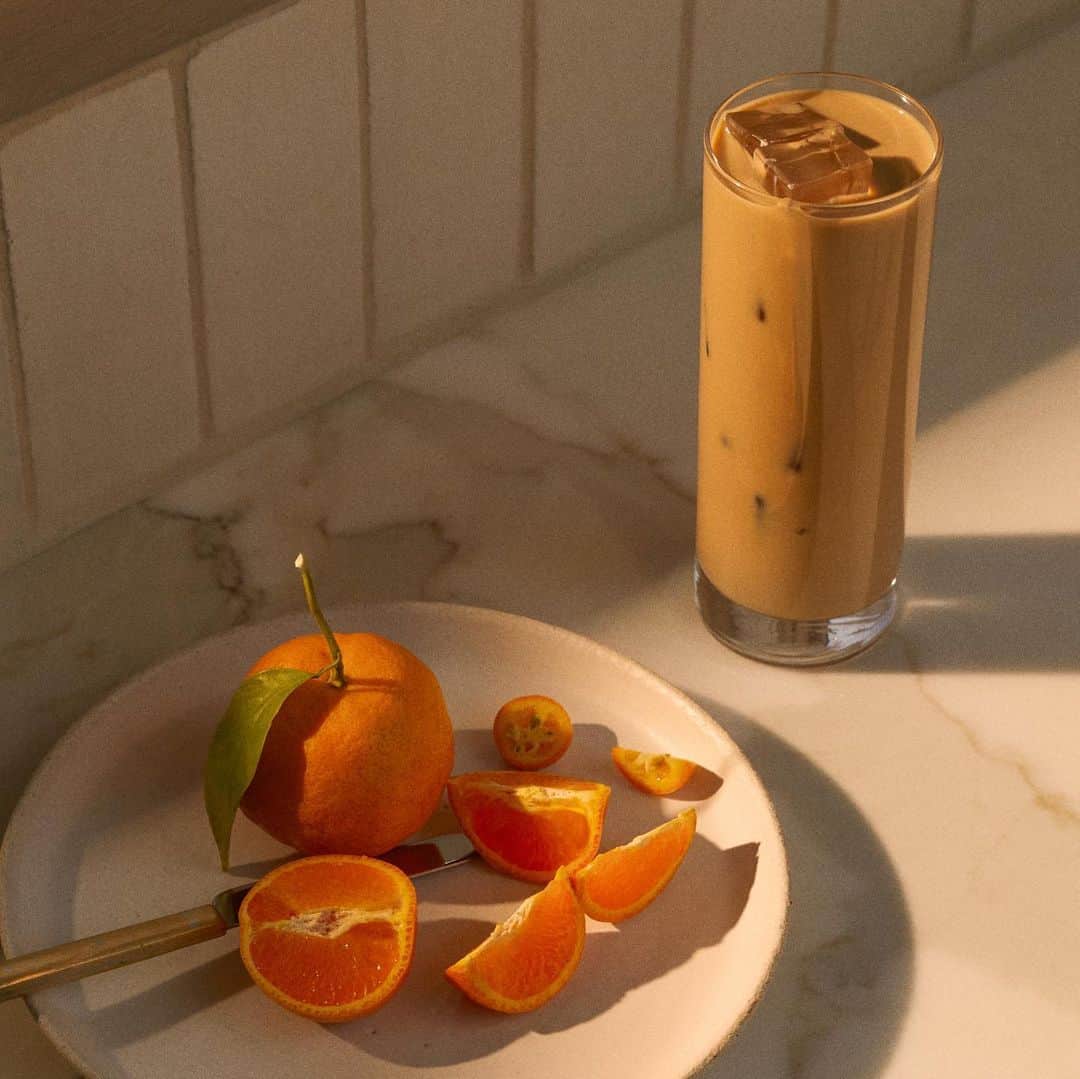 Blue Bottle Coffeeのインスタグラム：「Spring is in the air and with it comes new floral drinks in our cafes. Meet the Orange Blossom NOLA and the Orange Blossom Matcha. Both are fragrant, citrusy, and creamy, with the seasonal matcha latte offering an umami-rich, grounding flavor. Try our bright, new drinks to welcome spring.」