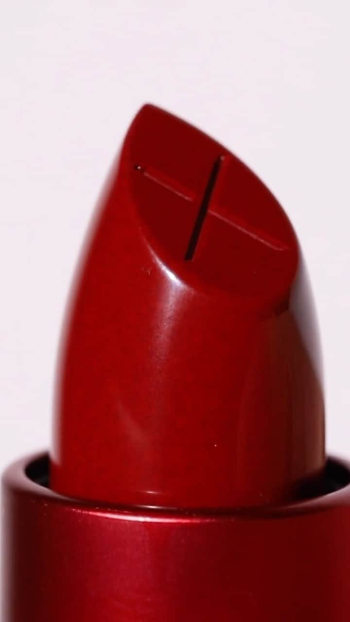 Smashboxのインスタグラム：「The peptide-packed red crafted to complement a range of melanin-rich skin tones ⭐  Shop Be Seen Be Legendary lipstick at @ultabeauty #UltaBeauty #BeSeen」
