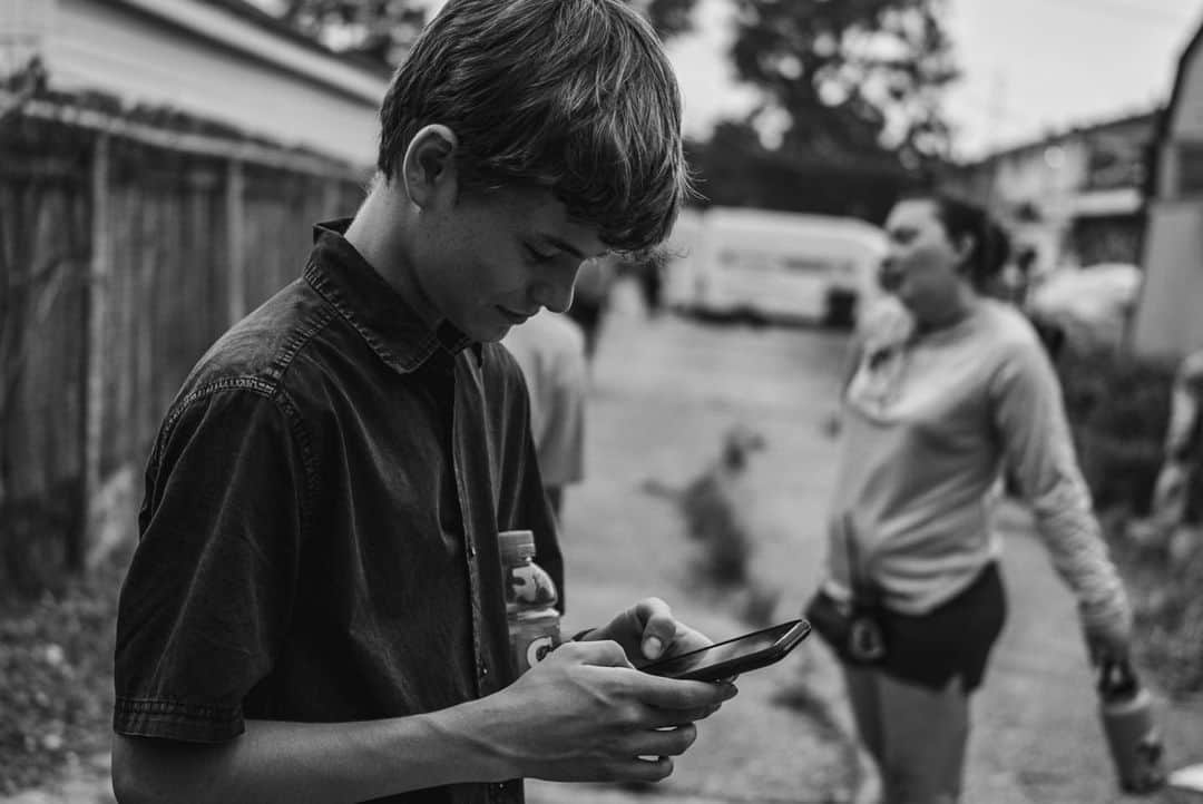 ユージン・バードのインスタグラム：「“Hey, Preston! Psst, Preston? What’s so interesting on your phone?”  “Sorry. New episode of #secretsofsulphursprings Friday. I’m setting up my post. I’m so rizzy”   Blank stare from me. Sigh. Kids. Catch a brand new episode this Friday. It’s so Rizz…did I do that right? @preston_oliver #BTS #Leica」