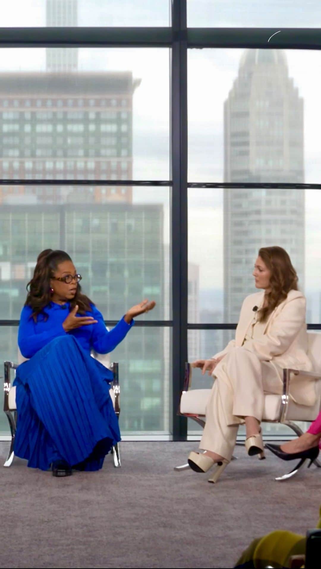 オプラ・ウィンフリーのインスタグラム：「No woman should feel alone and invisible in this journey through menopause, which is why @oprah is sharing her own story. Tap the link in our bio to watch her latest episode of “The Life You Want” A Conversation on Menopause, available now on OprahDaily.com!」