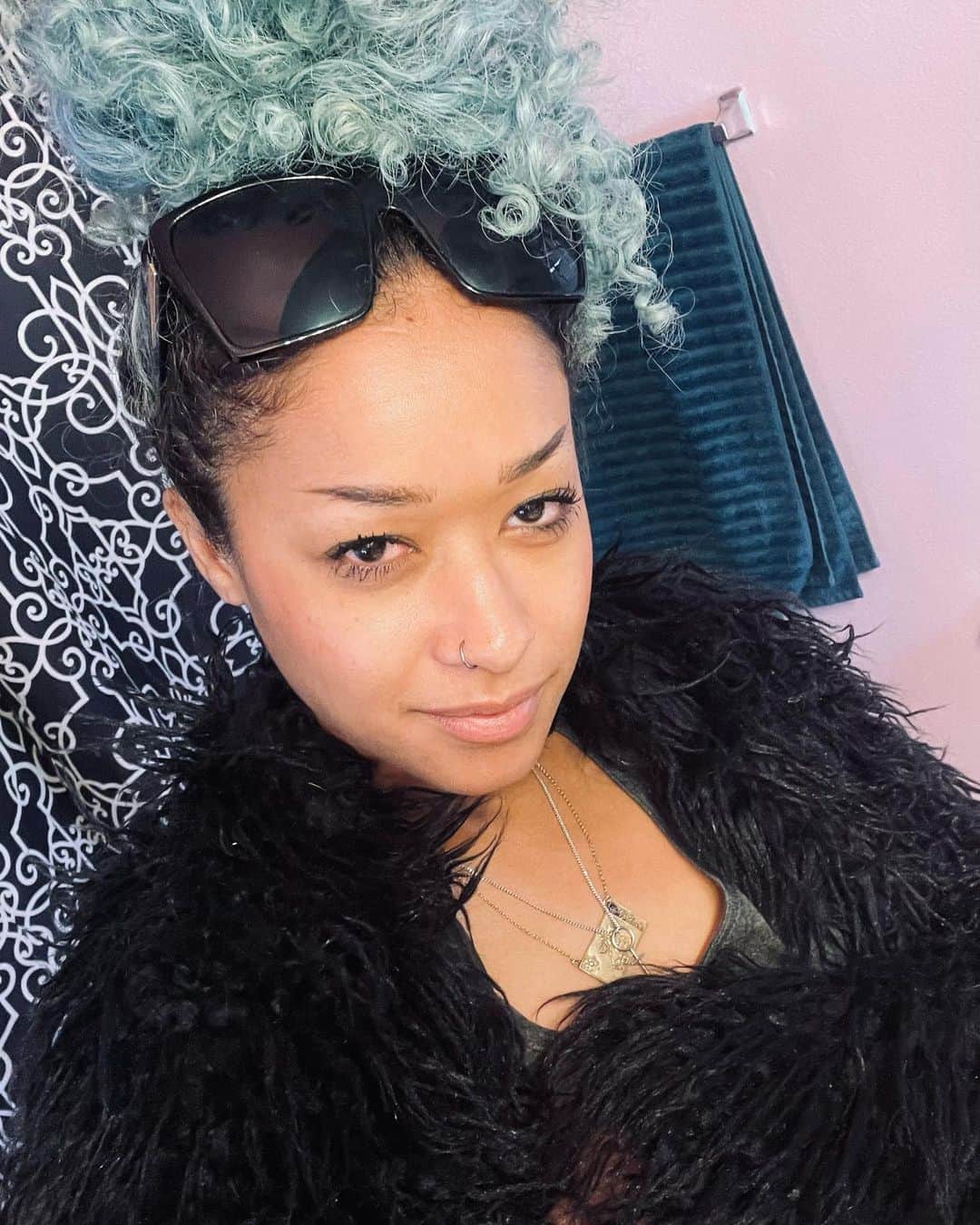 スキン・ダイアモンドのインスタグラム：「I always forget to post selfies 🤷🏽‍♀️👋🏾🧨」
