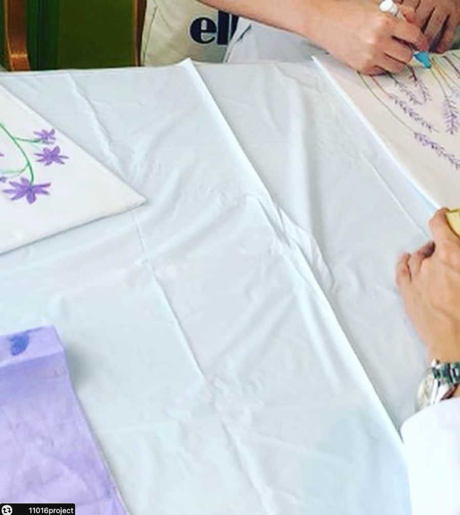 竹内沙帆さんのインスタグラム写真 - (竹内沙帆Instagram)「#リポスト - @11016project by @get_multi_repost 本日は、パープルデー！ （てんかんへの啓発を目標に2008年にカナダ人少女のキャシディー・メーガンさんの発案で始まった。紫をシンボルカラーにし、毎年3月26日を中心に各国で催しが企画されている）  パープルデー大阪のイベントは、てんしばと、長居公園で素敵に開催されたそうです. HITO- IROプロジェクトは参加できませんでしたが、2020年に患者さんから集めた花の絵のメモリーを掲げさせていただくことで、てんかん啓発への想いを共にしたいと思います！  コロナの感染が広がる以前に、大阪母子医療センターと大阪市立総合医療センターを訪問し、約６０名の患者様や医療従事者の方々とのワークショプで、たくさんのお花のフラッグを集めました。 懸命に制作に参加してくれた入院中、通院中の患者さん達が、紫系を中心に様々な彩り豊かなお花を描き咲かせることで、病院からもパープルデーへの参加を楽しんで下さいました。  あれから3年間、ずーっとお預かりしていましたが、今春ようやく実行委員の先生のもとにお渡しに行きました。 ライトアップや、有意義な展示、カフェ、学校との連携などイベントいっぱいの「パープルデー 大阪」陰ながら応援しています。  #パープルデー大阪  #パープルデー @purpledayosaka  #てんかん啓発デー  #ひといろプロジェクト @11016project  ＃ホスピタルアート#purpledayosaka #purpleday #purpledayeveryday」4月6日 8時28分 - purpledayosaka