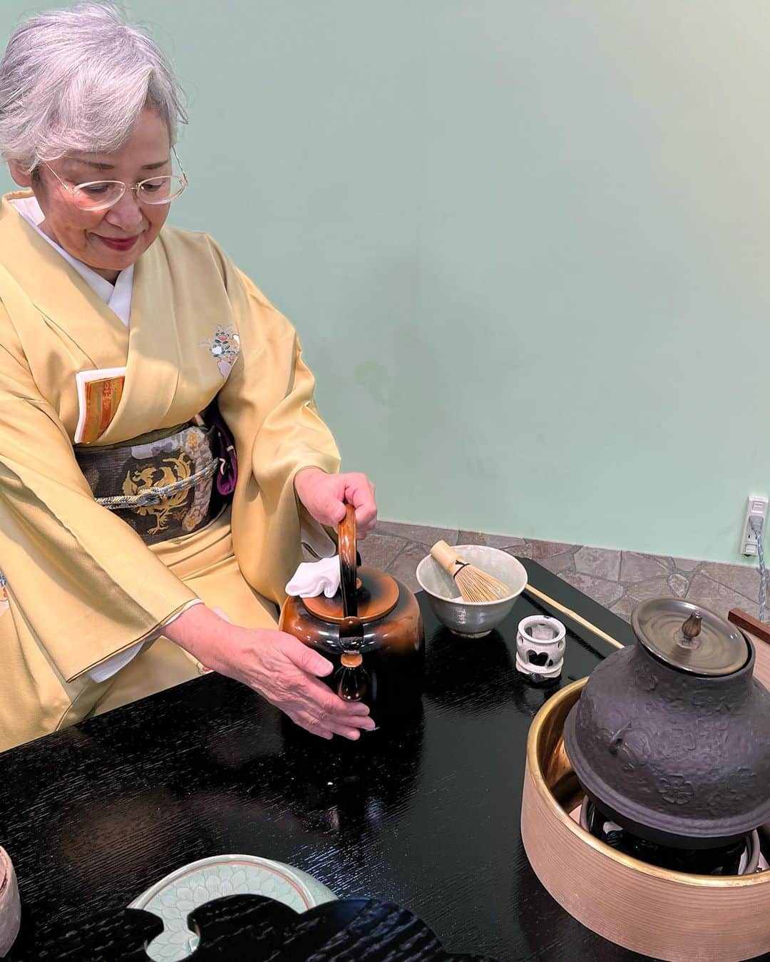 重長智子さんのインスタグラム写真 - (重長智子Instagram)「. . 駿府各流大茶会が始まりました🍵 . 4年ぶりの開催です。 この日を待っていた方が多く、 オープンと同時に行列でした😳 . 開会式の司会をさせていただいた後、 お茶席へ☺️ . 先生方の所作を拝見していると 背筋がシャキッとしますね！ . このイベントは アジア文化都市の認証プログラムで 静岡のお茶文化を世界へ発信するものです🌱 . 改めて静岡のお茶文化を 学ぶいいきっかけにもなりそうですね🌸 . 静岡伊勢丹で10日(月)まで 開催していますよ🥰 . . #静岡伊勢丹 #駿府各流大茶会 #お茶文化 #静岡のお茶文化 #さすが静岡  #様々な流派 #縁起のいい和菓子 #お茶好きと繋がりたい #アナウンサー」4月6日 8時31分 - tomoko_shigenaga
