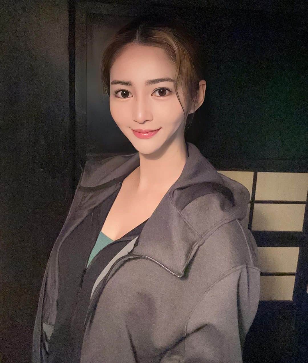 麻生希 麻生希さんのインスタグラム写真 - (麻生希Instagram)「今日も女将業🚺 ☔️ですね( °◊° )  #UNIQLO#雨コーデ#ナチュラルメイク#ナチュラルコーデ #落ち着いた女性になりたい」4月6日 8時31分 - aya___1220___