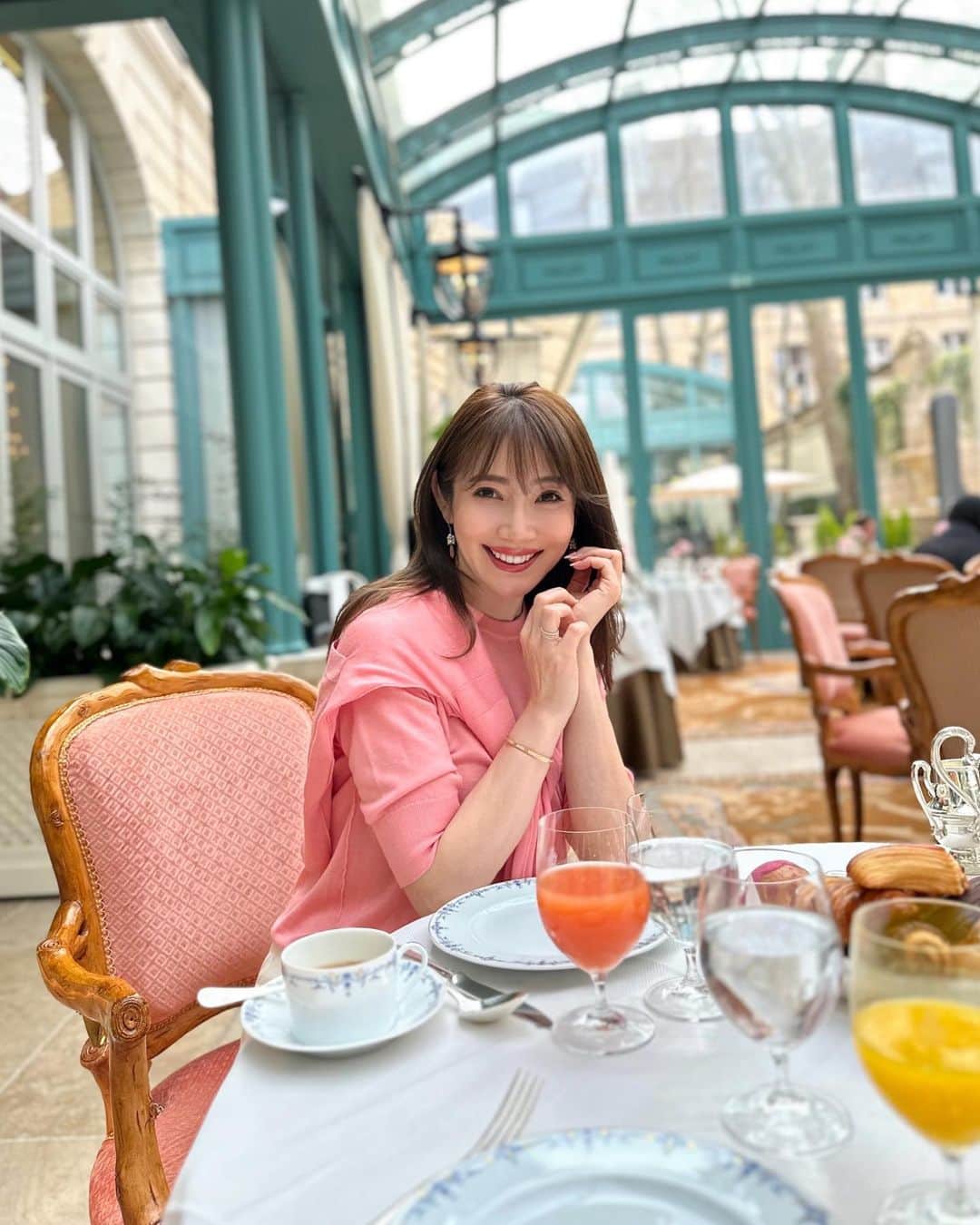 吉田美紀さんのインスタグラム写真 - (吉田美紀Instagram)「・ ・ ピンクが綺麗なホテルで過ごし やっぱりピンクっていいな♡と感じた一週間。  さて、本日は16時からインスタライブ、致します♬  #france #paris #ritzparis #breakfast #pink #春休み #パリ旅行 #ピンクコーデ」4月6日 8時41分 - miki__yoshida