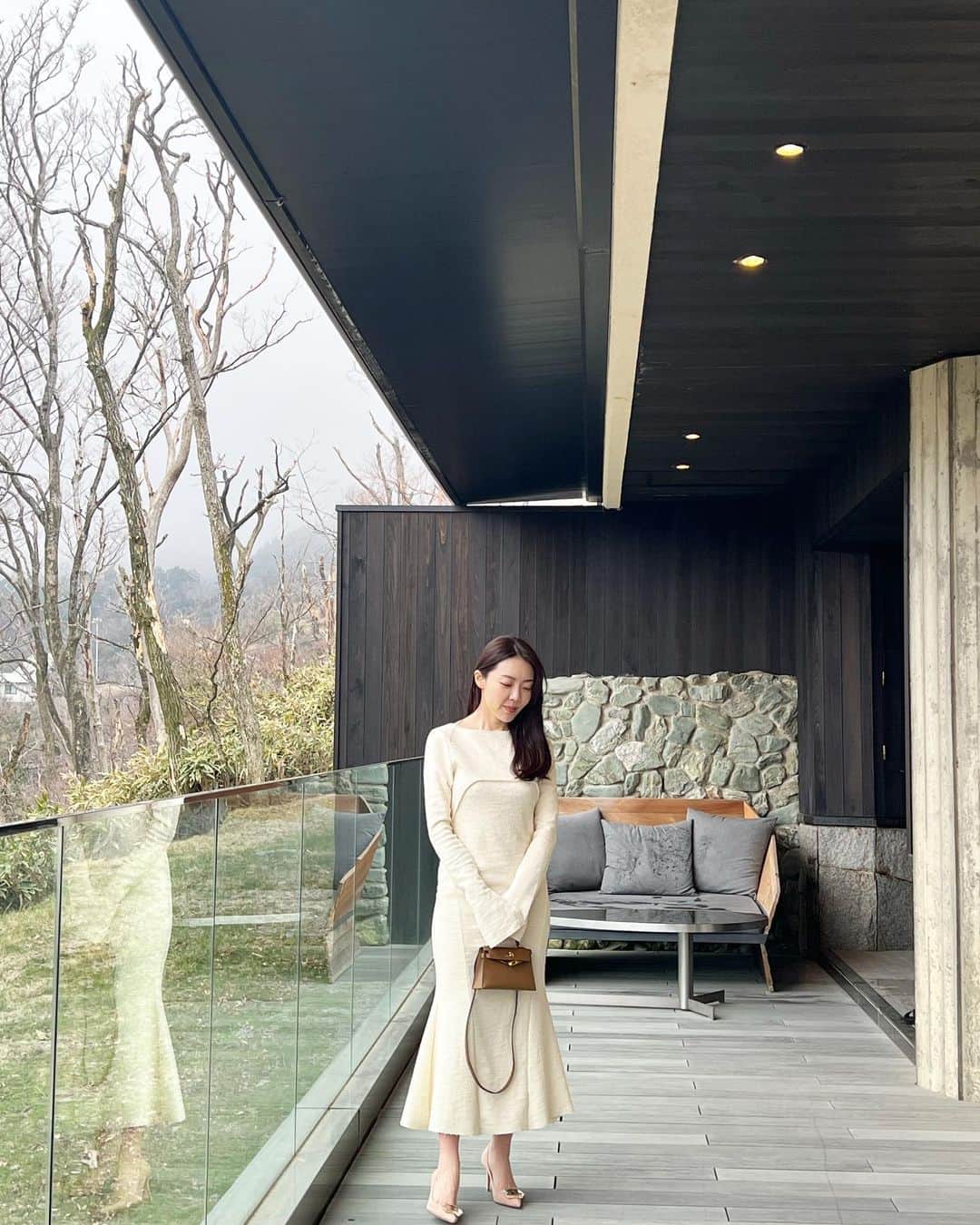 のインスタグラム：「春休み終わったぁ！ 時間に縛られないけど暇を持て余す子供達を どう捌くか、あとお弁当問題🍱笑 を抱え、休みなのか修行なのか訳分からなくなる。 それが長期休み😂 . 久しぶりに実家に帰ったり 箱根の温泉に行ったりもできて リフレッシュも完了！ . 合間に美容のお仕事もさせて頂いたり 洋服の仕事は秋冬が始まったり、 毎日楽しくやってます。 . 我が家は今日から学校も始まって新生活です。 仕事も、母業も、妻業も大体平均点目指して のらりくらりとやりたいです🙋🏻‍♀️ . お問い合わせ頂くお洋服等は @cosmeholictokyo  にいつもまとめてます🙋🏻‍♀️」