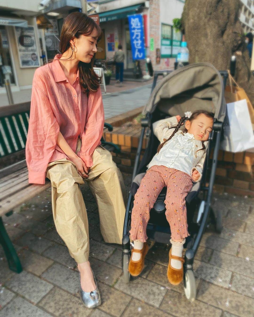 菊井彰子さんのインスタグラム写真 - (菊井彰子Instagram)「・ 娘が食べると言ったら #クアトロフォルマッジ を 🫶のピザにしてくれた🍕  可愛い👏 娘大喜びで完食〰👧🏻🙏  パスタもピザもおつまみもおいしかったー✨  この日は朝から遊んでお腹いっぱいになって 即寝た🤣🤣🤣  上京している母とプラプラと歩いて楽しい1日でした。  #逃亡するのでピザまでYouTubeさまさまの写真🤣 #ハートのピザ  #gonzo自由が丘　 #自由が丘ぷらり　 #しあわせ  #3yearsold  #3歳7ヶ月  #3y7m  #3歳 #3歳女の子 #3歳児ママ  #おやばか部  #成長記録　#育児記録」4月6日 8時52分 - yanakiku_kiku