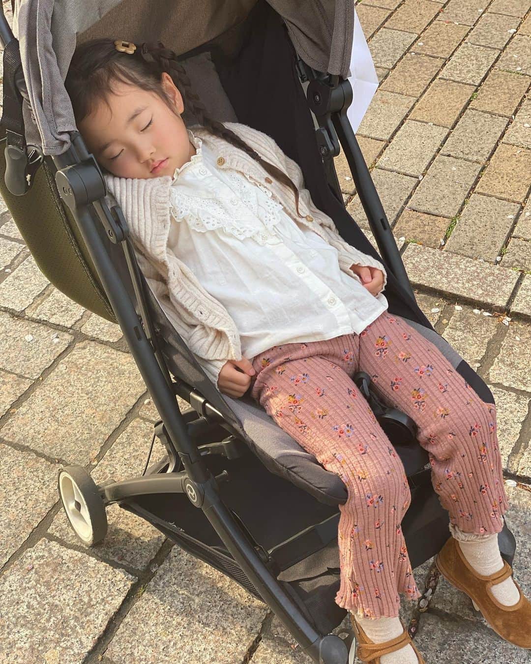 菊井彰子さんのインスタグラム写真 - (菊井彰子Instagram)「・ 娘が食べると言ったら #クアトロフォルマッジ を 🫶のピザにしてくれた🍕  可愛い👏 娘大喜びで完食〰👧🏻🙏  パスタもピザもおつまみもおいしかったー✨  この日は朝から遊んでお腹いっぱいになって 即寝た🤣🤣🤣  上京している母とプラプラと歩いて楽しい1日でした。  #逃亡するのでピザまでYouTubeさまさまの写真🤣 #ハートのピザ  #gonzo自由が丘　 #自由が丘ぷらり　 #しあわせ  #3yearsold  #3歳7ヶ月  #3y7m  #3歳 #3歳女の子 #3歳児ママ  #おやばか部  #成長記録　#育児記録」4月6日 8時52分 - yanakiku_kiku