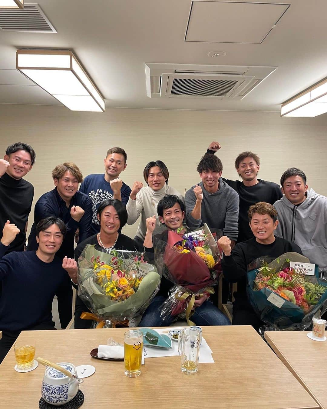 川島慶三さんのインスタグラム写真 - (川島慶三Instagram)「和田毅さん＃21 球団最年長勝利投手おめでとうございます㊗️ これからも応援します⚾️ 先輩の人柄は僕ら後輩みんな尊敬しております。そんな人間になれるよう私も日々精進していきます♪ 昨日友達と和田さん50歳まで投げれるんじゃねぇって話してました😆 やってください🫡  そして後輩のみんなも、身体に気をつけてな！ 応援してます♪  また会いましょう！」4月6日 8時47分 - kawashima.keizo