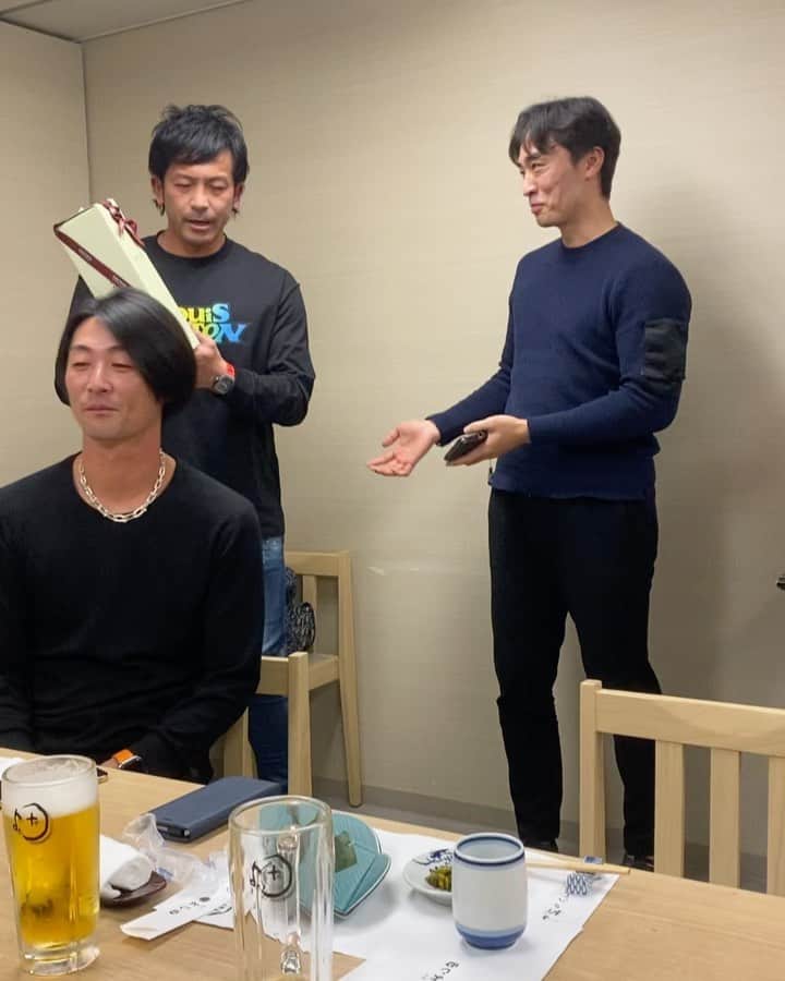 川島慶三のインスタグラム：「和田毅さん＃21 球団最年長勝利投手おめでとうございます㊗️ これからも応援します⚾️ 先輩の人柄は僕ら後輩みんな尊敬しております。そんな人間になれるよう私も日々精進していきます♪ 昨日友達と和田さん50歳まで投げれるんじゃねぇって話してました😆 やってください🫡  そして後輩のみんなも、身体に気をつけてな！ 応援してます♪  また会いましょう！」