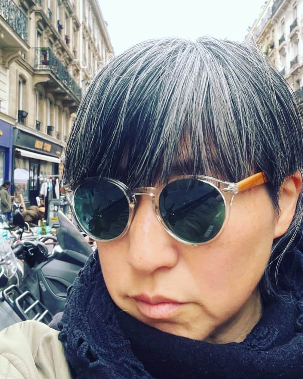 大森美希さんのインスタグラム写真 - (大森美希Instagram)「New vintage sunglasses I got at a flea market next to Canal Saint-Martin in Paris. 😎  サンマルタン運河を歩いていたら偶然やっていたブロカント(フリーマーケット)で見つけたサングラスは10€だったけど、フリマお決まりの値段交渉で8€に即値下げ。色のバランスがなかなか気に入った。  #pariswalk #paris #selfie #brocante #videgrenier #fleamarket #sunglasses #lunettesdesoleil #fashion #mode #selfportrait #vintage   #パリ #ブロカント #フリーマーケット #サングラス #ヴィンテージ #セルフィー #刈り上げ女子 #グレーヘア #パリ散歩 #パリところどころ #パリ生活 #ファッション #モード」4月6日 8時47分 - mikiomori_