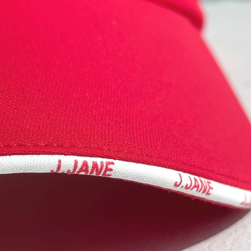 J.JANE JAPANさんのインスタグラム写真 - (J.JANE JAPANInstagram)「.  ✼••┈┈┈┈••✼••┈┈┈┈••✼  J.JANE Spring collection 〜🌷  ● Logo Line Color Suncap(Red)  今までよりつばが少し大きくなり しっかりとUVケアができる 軽量素材でふわふわのクッション感が嬉しいサンバイザー。  広いつばのライン上にも ロゴマークが入っておりちょっとしたアクセントに♡ 女性らしく柔らかい印象を与えてくれます。  別売りしているシフォンのリボンをつけて より華やかな印象になるので 是非コーディネートをお楽しみください。  【商品紹介】  商品番号:J186CAP01RD -Color :Red/Lavender/Beige(3color) -size:Free  鍔の長さ:7 横幅：8.5 最大周囲：52-64 ※単位 cm  ✼••┈┈┈┈••✼••┈┈┈┈••✼  🇯🇵 https://www.j-jane.jp/  ⋱⋰ ⋱⋰ ⋱⋰ ⋱⋰ ⋱⋰ ⋱⋰ ⋱⋰  #韓国ゴルフウェア#ゴルフウェア#ゴルフウェアレディース #可愛いゴルフウェア#j_jane#ゴルフウェアセレクトショップ #人気ゴルフウェア #ゴルフ女子#ゴルフ女子コーデ」4月6日 8時48分 - j.jane_japan