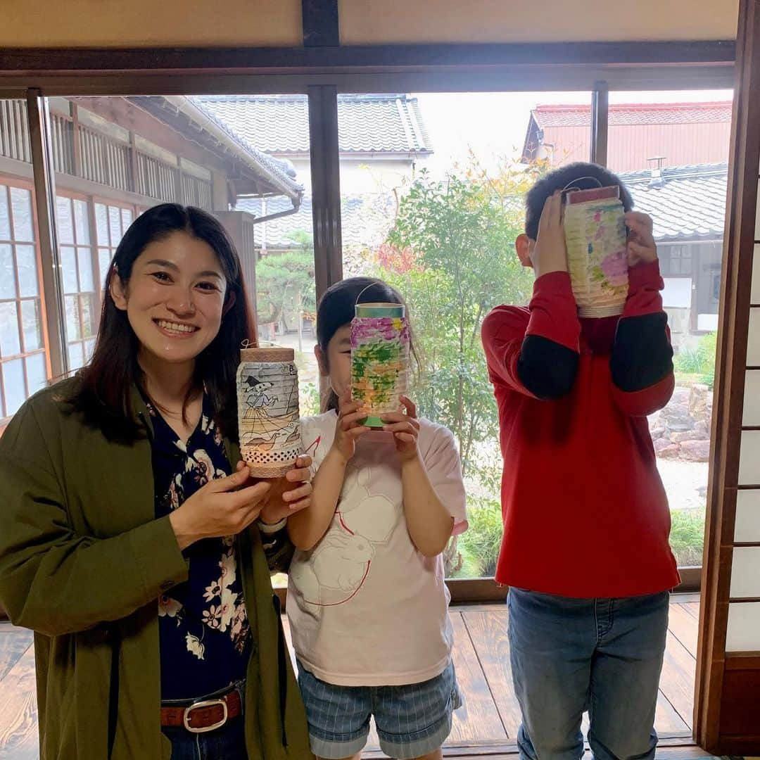 空木マイカさんのインスタグラム写真 - (空木マイカInstagram)「昨日は家族で犬山へ。 いつも番組終わりは 子どもたちが帰ってくる前に 急いで帰ってしまうので 半年以上、ここで番組をやっているのに 犬山のことを全然知らなくて 昨日は一日はたっぷりと！  城下町を食べ歩きして、 射的して、弓矢して、 三光稲荷神社でお金洗って、 犬山城のぼって… 観光コースをすべてコンプリートしたあと 最後にたどり着いたのが みな蔵の提灯工房。 @horibeteiminazo   犬山城主に仕えた士族が建築したという旧堀部邸で 提灯の絵付け体験をやらせてもらえるのです。  最初に提灯ってね、 和紙つくる職人さん、 口輪をつくる職人さん、 竹ひごを作る職人さん、 いろんな職人さんの技が 集まったものが提灯職人のところで 最後に提灯になるんだよ というお話からはじまり。  犬山祭の車山に使われてる提灯と同じ 和紙と竹だけで作られた提灯に これから絵を描いていくよ、と。 もう始める前から興奮です。  下絵が付いてるものを選んでもいいし 白い提灯に自分で好きな絵を描いても良くて 私は鵜飼の絵、息子はバラの絵、 娘は白い提灯に描く！とそれぞれ。  静かな日本家屋で絵付けする時間は それはそれは素敵でした。  実は今年度、番組で 第四火曜日に犬山のローカルな歴史を 紐解いていくコーナーをしようと思っていて そんな話をしていたら 「犬山ってすごく歴史のある土地なんですよね。 縦軸が深い。」 と見せてもらった資料は なんと古墳時代から！！  ちょうど犬山の歴史といえばの 赤塚先生、今いらっしゃいますよと ご紹介いただき！ 古代邇波の里•文化遺産ネットワーク理事長の 赤塚先生ともお会いできて お話伺えました。  ここから犬山の歴史しっかり 深くたどっていこうと思っています。  子どもたちが絵付けを終わるまで 美味しいコーヒーをいただき （カフェもやっています） 夕方までゆっくり過ごしました。  犬山で一番好きな場所ができました。 またちょくちょくお邪魔しようと思います！  みなこさん、ありがとうございました☺️ #犬山 #犬山城下町 #提灯 #提灯づくり #みな蔵 #愛知北fm」4月6日 8時48分 - maika_utsugi