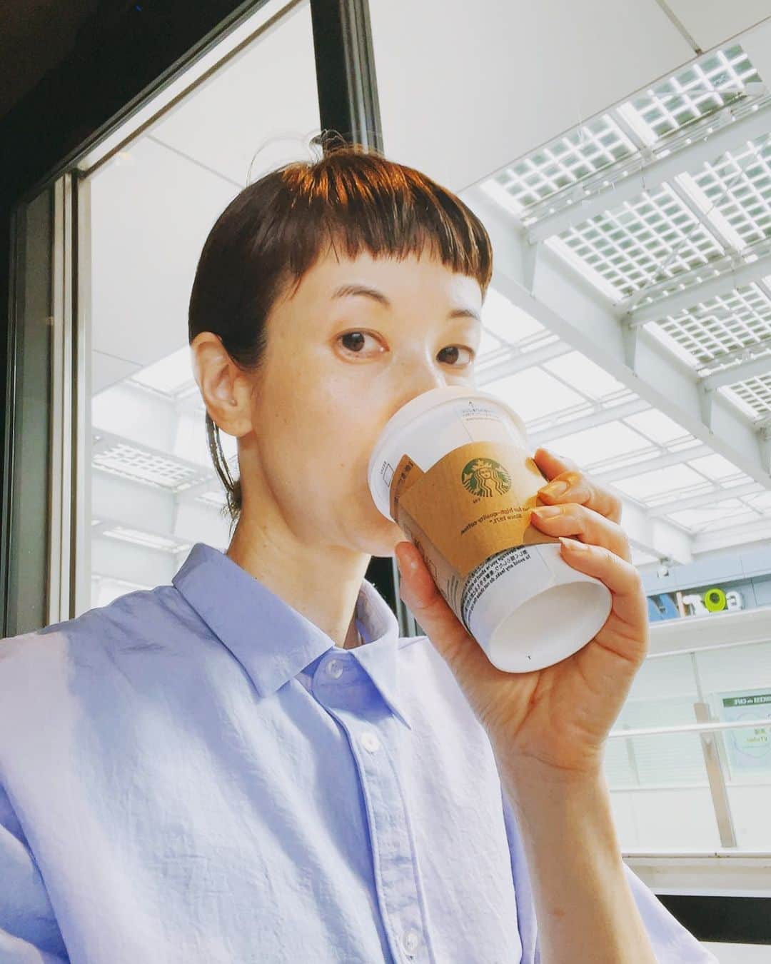 香菜子のインスタグラム：「頭頂部の髪が ぴよん、と立っていることが多いのですが、みなさんはどうですか。  あまりこんな大人は見かけません。  今日もスタジオ集合前に 早く着いてコーヒータイム。 家と仕事の合間の楽しみルーティン。」