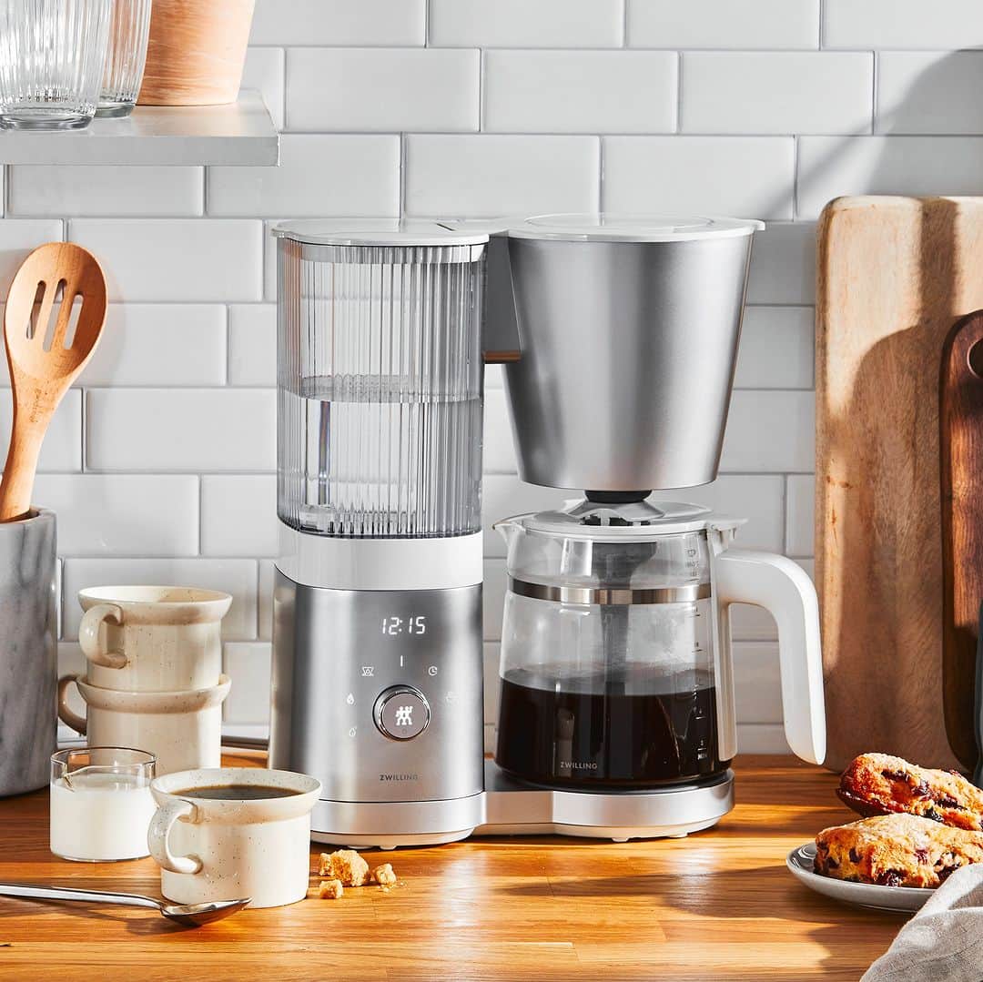 ZWILLING Japan ツヴィリングのインスタグラム：「【エンフィニジー コーヒーメーカー】 4月で新年度もスタートし、何かと忙しい時期。そんな時にこそ短時間でもコーヒーブレイク(休憩)を取ることで仕事や家事などの効率はアップするとか。  「美味しいコーヒーを楽しみたくてもゆっくり淹れる時間はないかも」という方にオススメしたいのが、エンフィニジー コーヒーメーカー。一定したお湯の温度や注ぐスピードなど、難しいと思われがちなテクニックがなくても、いつでも安定した味のコーヒーがスイッチひとつで楽しめます。タイマー機能もついているので、朝など忙しい時でも事前に準備できるので便利ですよ。  #ZWILLINGENFINIGY #ツヴィリングエンフィニジー #コーヒー #コーヒーメーカー」
