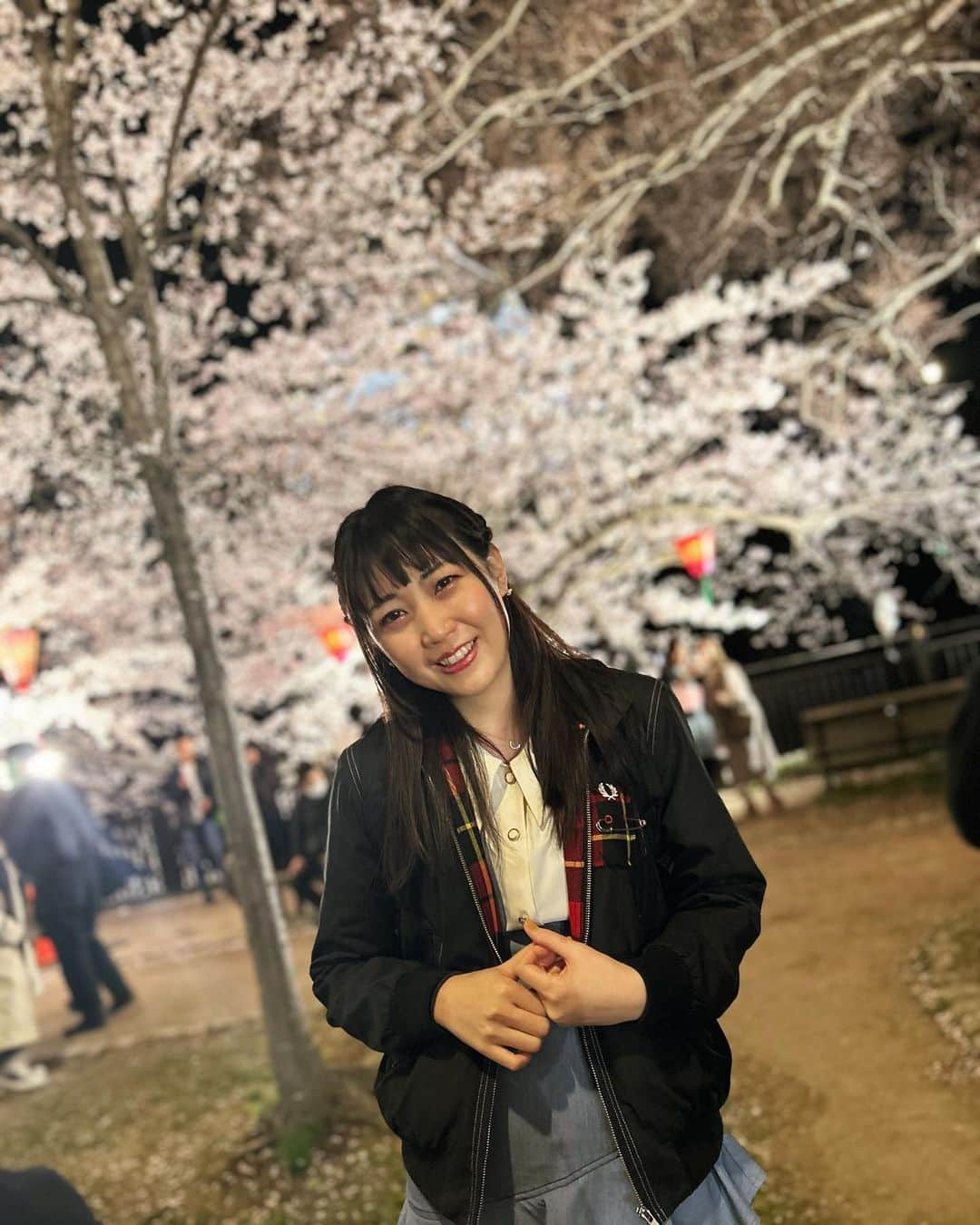 高橋沙織さんのインスタグラム写真 - (高橋沙織Instagram)「大阪城に夜桜見に行ったよ🌸  桜の花ってなんでこんなに美しいのかしら。  #大阪城公園 #大阪城 #夜桜 #桜 #花見 #新衣装 #夜桜と城と私」4月6日 8時54分 - arumikan_saorin