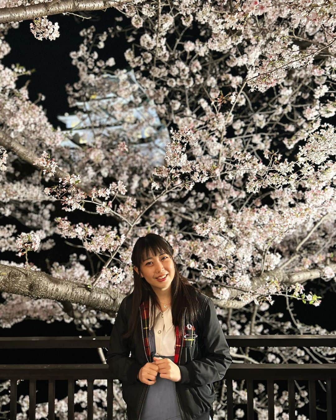 高橋沙織さんのインスタグラム写真 - (高橋沙織Instagram)「大阪城に夜桜見に行ったよ🌸  桜の花ってなんでこんなに美しいのかしら。  #大阪城公園 #大阪城 #夜桜 #桜 #花見 #新衣装 #夜桜と城と私」4月6日 8時54分 - arumikan_saorin