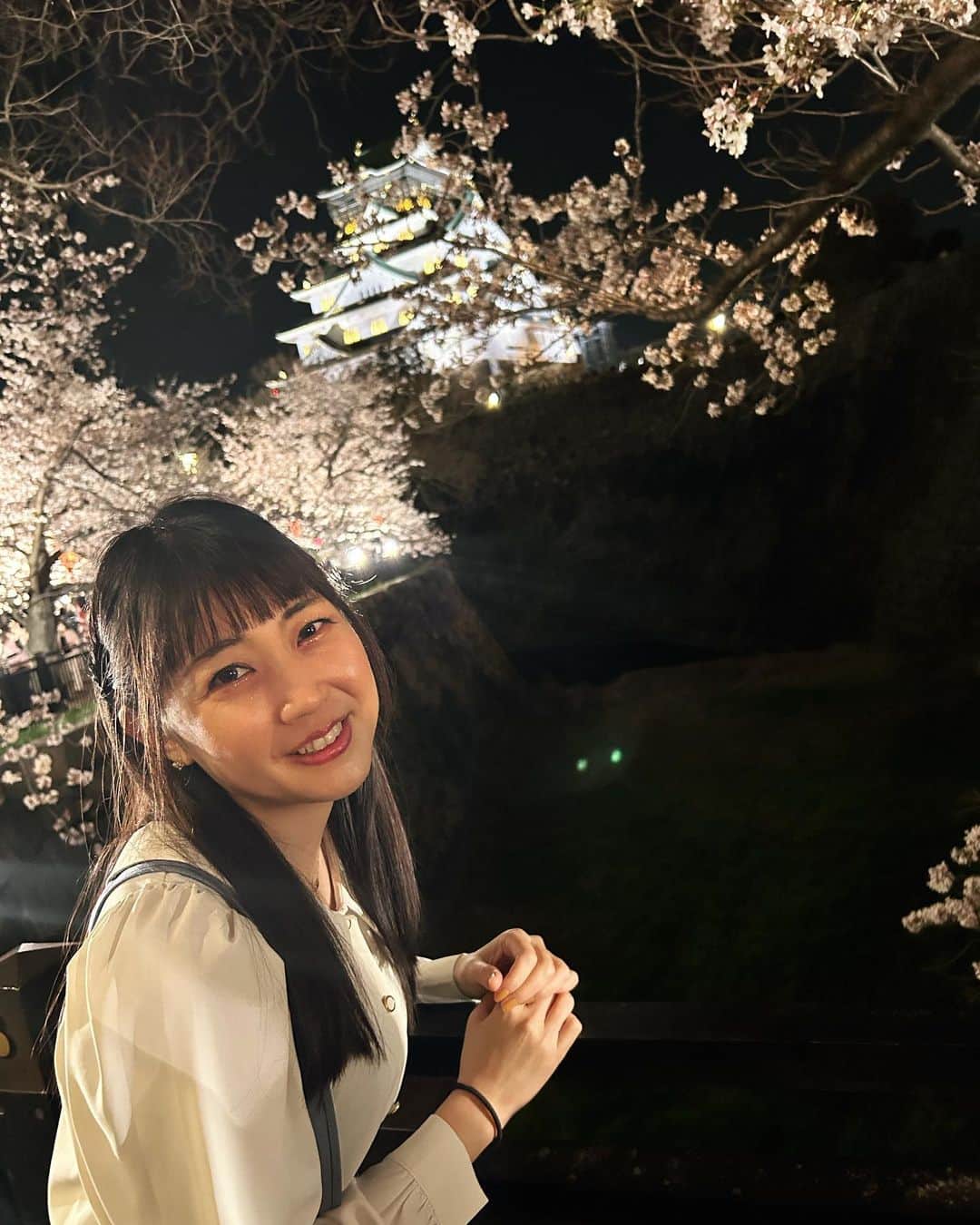 高橋沙織のインスタグラム：「大阪城に夜桜見に行ったよ🌸  桜の花ってなんでこんなに美しいのかしら。  #大阪城公園 #大阪城 #夜桜 #桜 #花見 #新衣装 #夜桜と城と私」