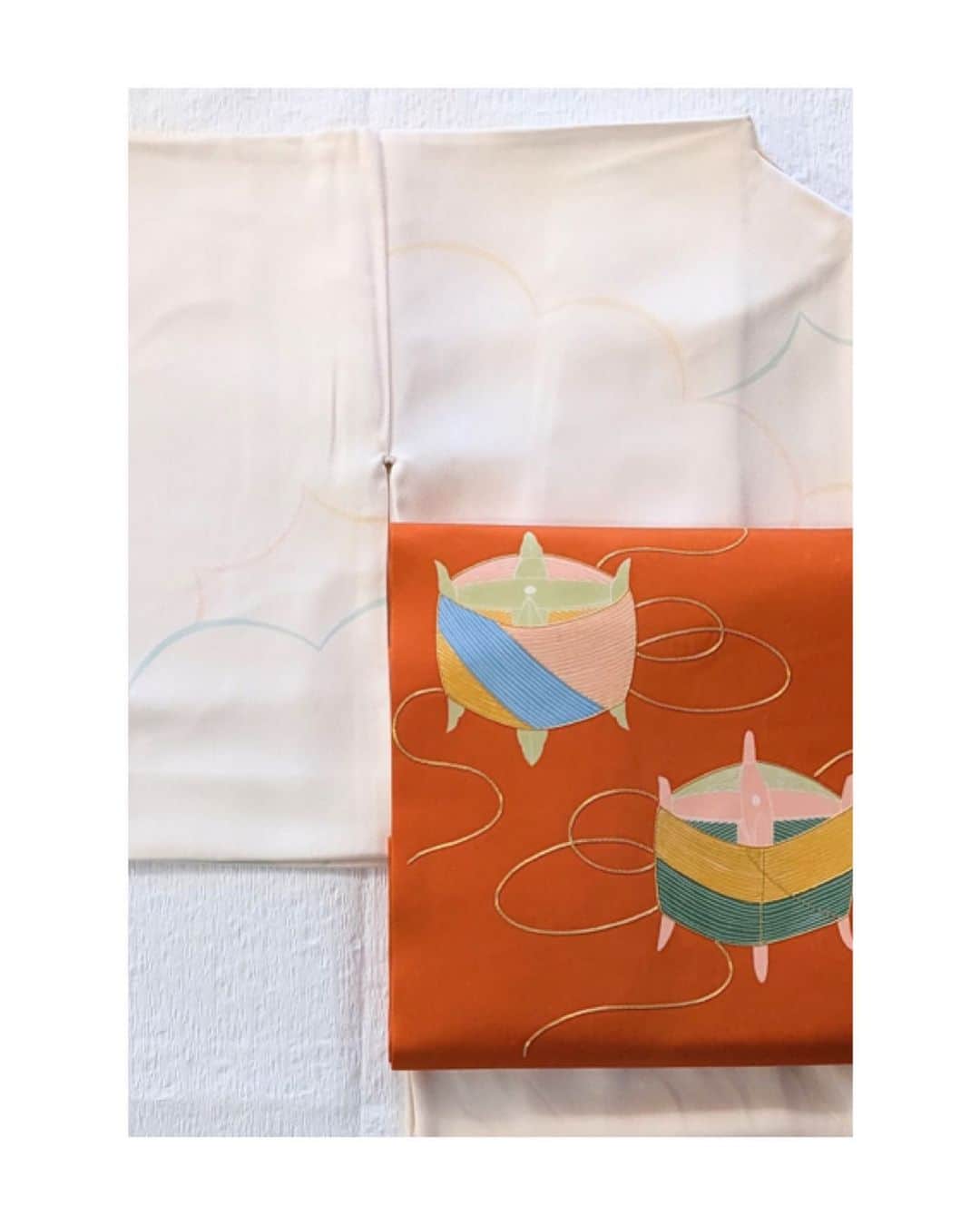 のインスタグラム：「雲のお柄の小紋に糸巻きのお柄の名古屋帯です☁️🧵🪡 #kimono #kimonocordinate #japanesekimono #japanesetradition #beautifultradition #lovekimono  #instakimono #기모노  #お着物 #お着物コーディネート #着物コーディネート  #袷 #袷の小紋 #小紋コーディネート  #呉服に志田 さん #名古屋帯 #ぎをん齋藤 さん #亜紀の和装記録」