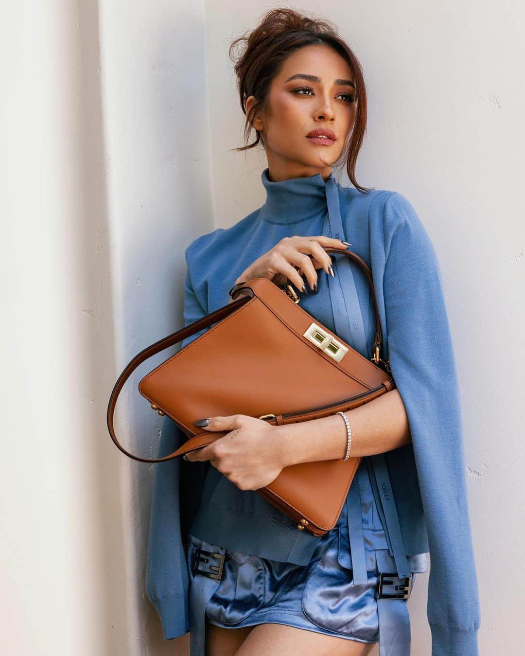 シェイ・ミッチェルのインスタグラム：「Finally a Peekaboo that isn’t for my kids.   @fendi  #FendiPeekaboo #InLoveWithMyPeekaboo #fendi」