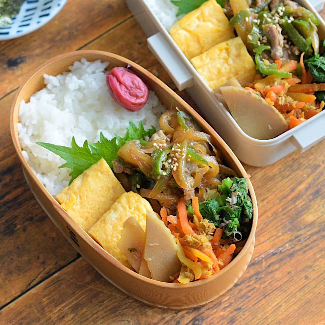 yukiyoのインスタグラム：「2023.4.6* ・ 今日のお弁当 ・ ごはんに梅干し 甘い出汁巻 生姜焼き つぼみ菜おひたし 人参しりしり 筍と芹の炒めたの おむすびの具は蕗味噌 お味噌汁は大根人参お揚げ炒めとお豆腐、小松菜 ・ 筍と芹の炒めたのは父が作ったやつ。 実家裏庭の筍がもう出たという、びっくりなお話 もしかして炊き込みご飯用？と思うくらい味が濃いのも びっくりなお話😂 ・ ・ 生姜焼きはいつもの #下味冷凍 です。 楽ちんだー ・ #お弁当 #obento #bento #japanesefood #暮らし #わっぱ #曲げわっぱ #わっぱ弁当 #igersjp #クロワッサンお弁当部 #クロワッサン普段弁当 #おむすび #おにぎり」