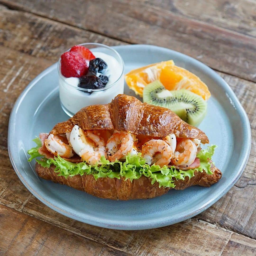 のインスタグラム：「🌱2023.4.6（木）☁️ ✽.｡.:*・ﾟ #いつもの朝ごはん ⁡ 今朝はクロワッサンサンド🥐 〈ベーコン・茹でたまご・エビ〉 ⁡ menu📝 ▪︎#クロワッサンサンド ▪︎ ヨーグルト （🍓･ﾌﾟﾙｰﾝ） ▪︎ フルーツ 🥝🍊 ⁡ ⁡ ⁡ ........The end 🍴☕️ #hiroponの朝ごはん #hiroponのワンプレートごはん #朝ごはん #todaysbreakfast #朝ごパン #朝時間 #朝食 #モーニングプレート #breakfast #ワンプレート朝ごはん #パンのある暮らし #パン大好き #おうちごはん #おうちごはん通信 #おうちごはんLover #おうち時間 #フーディーテーブル #マカロニメイト #デリミア #バランスの良い食事 #カフェ風モーニング #日々の食事 #lin_stagrammer #locari_kitchen #snapdish #macaroni  .」