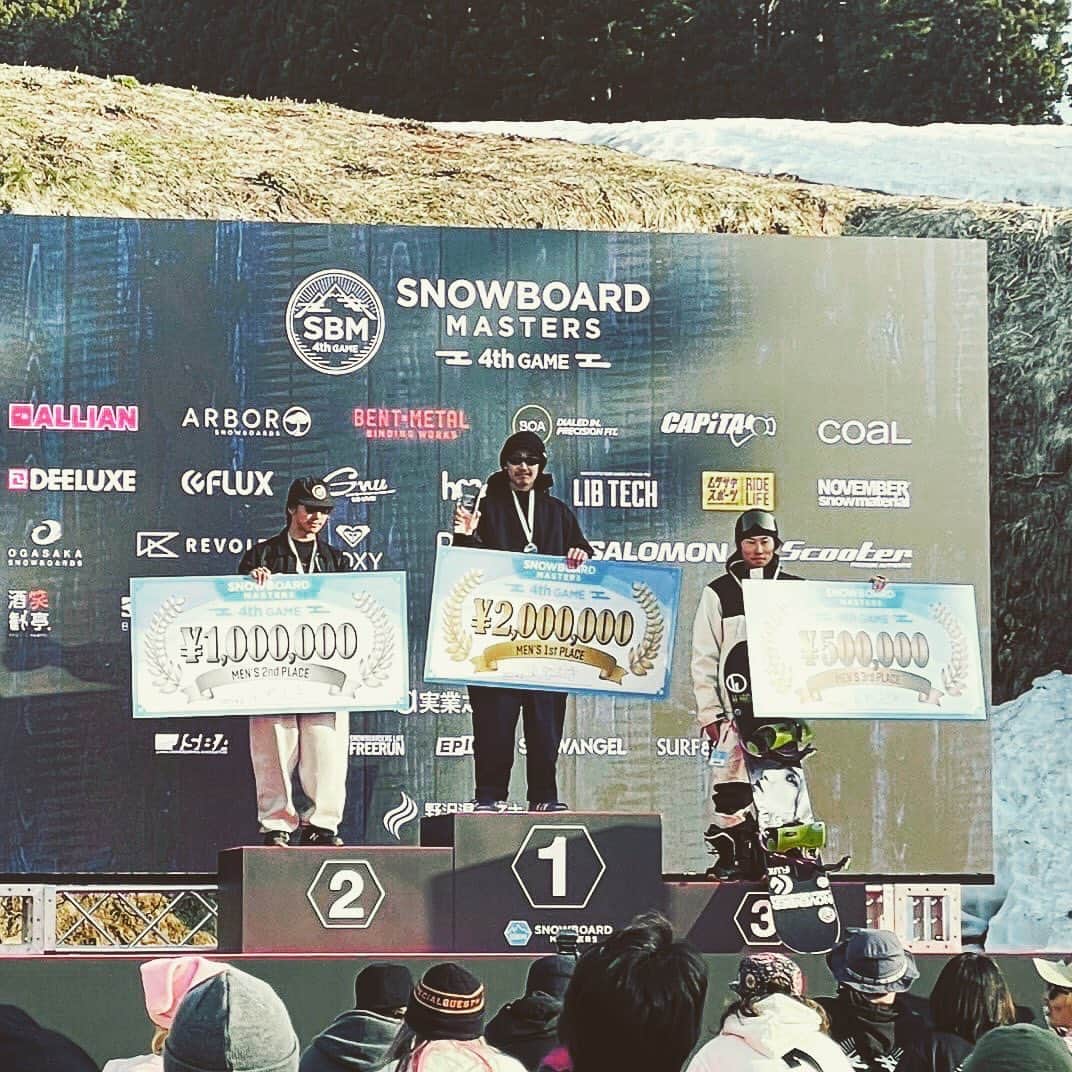 大久保勇利のインスタグラム：「みんなありがとう〜 @snowboardmasters_jp  獲れました〜🥇  みんなのおかげです😊 ほんとにいつもありがとう！ ❤️💛💚  #loveandpeacekeepsnowboarding #🏂♨️🍻🔁」