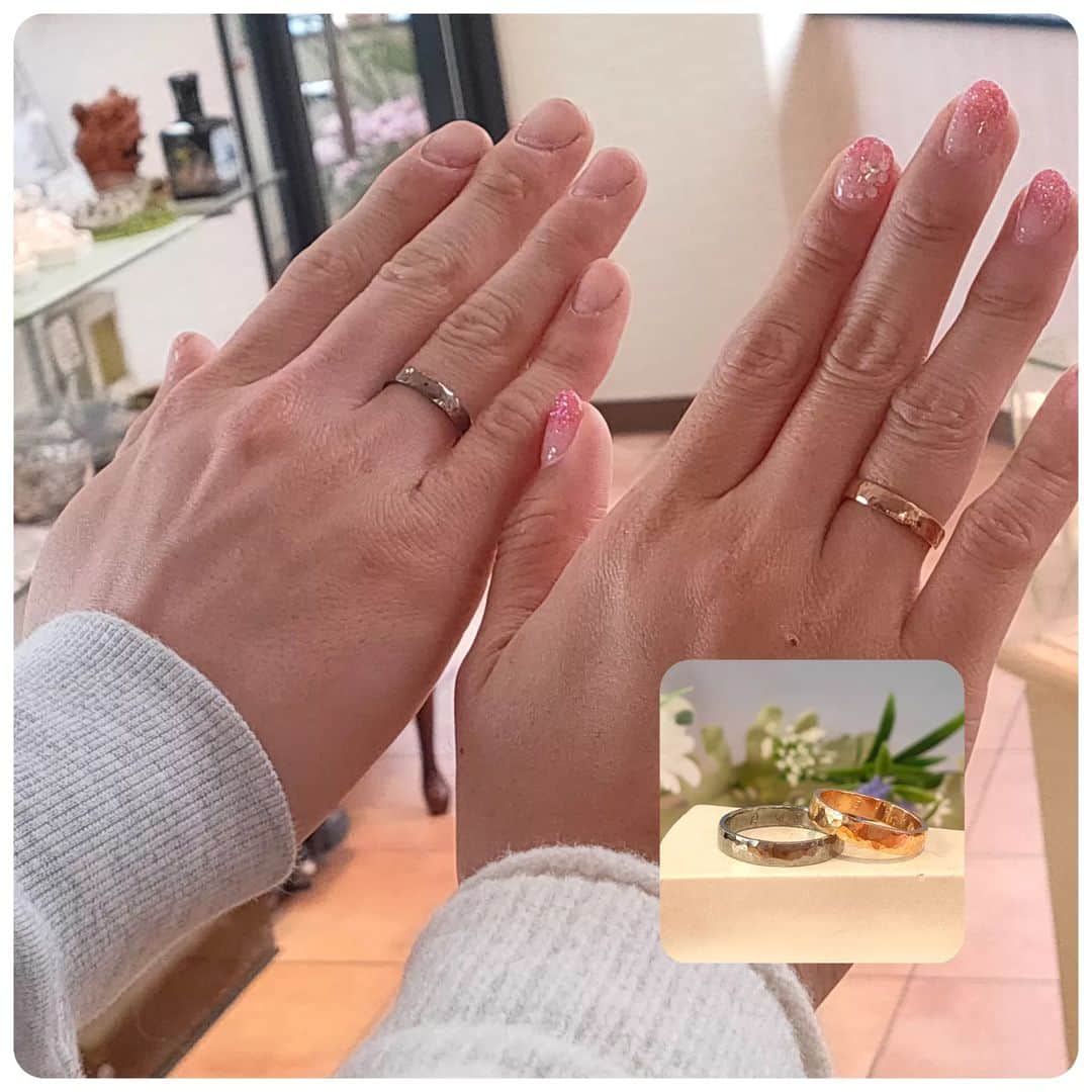 手作り指輪【ジュエリーアウラ】福岡のインスタグラム：「「ネイルをして 手作り出来ますか？」 と、ご質問頂きます。  ✩.*˚フォロミー @jewelry.aura   今日の彼女も 綺麗にジェルネイル していました。  あまりにも長い爪は 大変ですが、 基本的に大丈夫です(^^)  ただ、チップの場合は 取れることありますので 気をつけて手作りしてくださいね♡♡  ✩.*˚フォロミー @jewelry.aura」