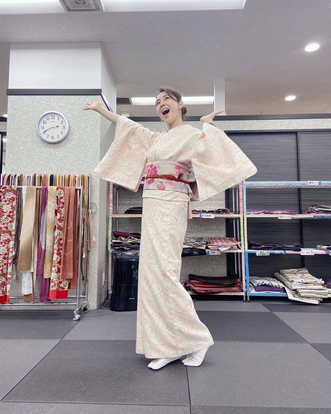 芦田桂子さんのインスタグラム写真 - (芦田桂子Instagram)「わーい🙌 昨日ストーリーにアップしましたが、中級着付けテストになんとか合格しました〜💮👍😊  @ichiru_kimono_school   一緒に受講していた織香ちゃんも合格〜❣️💯  @orikagram   筆記では着物の名称や格付け、着ていく場所にふさわしい着物と帯の合わせ方などのテストを 実技では着物の順番、おはしよりの長さや袋帯の結び方など細かくチェックされてドキドキ....  深夜の着付け練習のお陰で自分なりに早くキレイに着ることが出来て、また新たな自信になりましたよ👍 いくつになってもやれば出来る❤️  思わずカラダいっぱい使って喜びを表現してみましたw 題名『喜びの舞♪』  上級テスト後も舞えるよう #キモ活 楽しみたいと思います👘✨  最後はお互いの3月誕生日会を🎂 織香ちゃんからは大好きなリバティーのインバックと花束をプレゼントしてくれました💐 嬉しいなぁ😊💕  昨日はとっても良き一日でした😊  #着付け試験合格  #次は上級チャレンジ  #着物 #キモ活 #3月誕生日会  #model #芦田桂子」4月6日 9時24分 - keiko_ashida