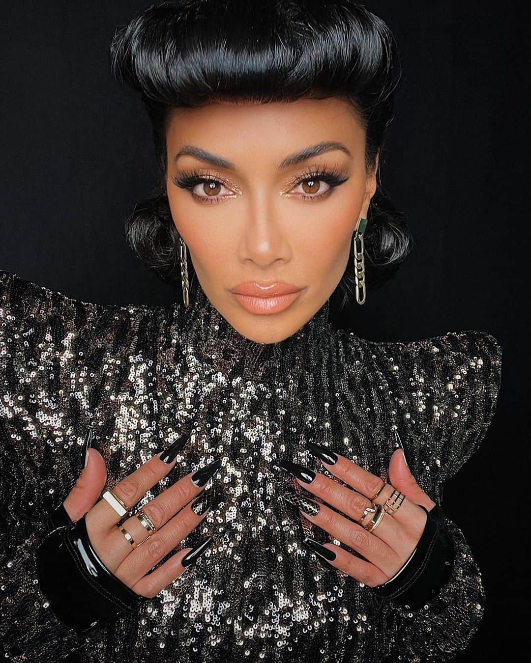 ニコール・シャージンガーのインスタグラム：「Lights, Camera, Action! 🎬🍿 It's Movie Night on @maskedsingerfox  💇🏽‍♀️: @iamdavontae  💄: @miyakemakeup  👗: @highheelprncess」
