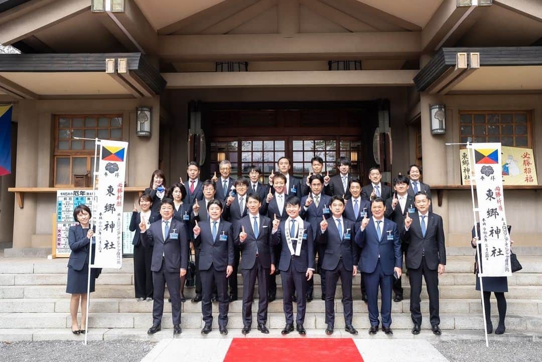 熊谷正寿さんのインスタグラム写真 - (熊谷正寿Instagram)「役員全員で東郷神社へ参拝。  今年の目標達成を誓ってきた。  帰りにはZ旗が刺繍された｢勝守｣を配布。  不退転の決意で今期も成長目標を達成します。  #Z旗  #zcom  #GMOインターネットグループ」4月6日 9時36分 - masatoshi_kumagai