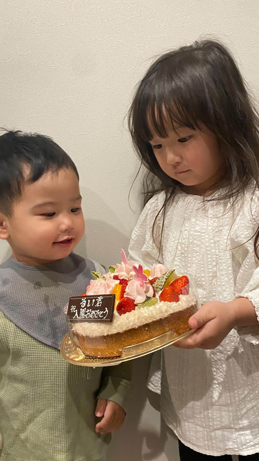 畠中清羅 のインスタグラム：「_  じいじばあばが息子の入園祝いにケーキをもってきてくれて🎂💕  息子はねんねの為不在🫠  弟が可愛くてたまらないようで 愛が凄すぎて見てて幸せ🌸  もう少ししたらしっかりケンカとか始めちゃうんだろうな〜🫨  #入園#3歳#キッズ#女の子#ママリ#ママスタ」