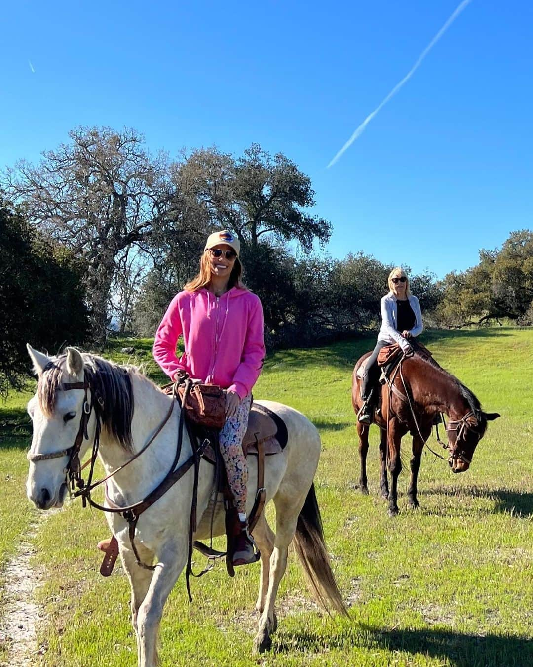 ポーラ・パットンのインスタグラム：「Stop horsing around and zip into spring💫💐🪷」