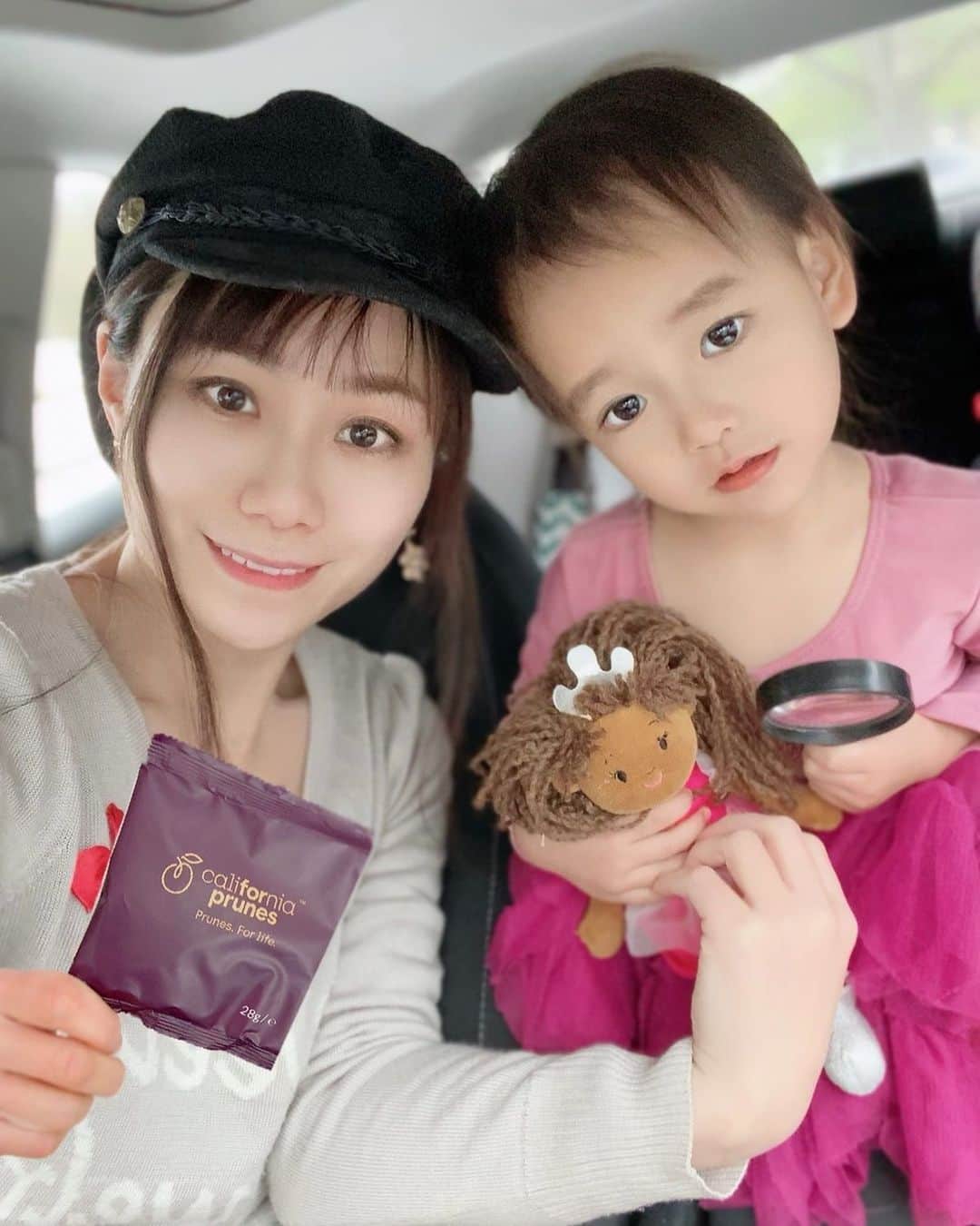amiのインスタグラム：「． favorite food  お出かけ中に🚙 カリフォルニアプルーンで ひと休憩👶👩  我が家はカルフォルニアプルーンが 大好きで、プ活してます✨  ． プ活とは、カリフォルニアの天然の恵みを 凝縮した栄養価をもつカリフォルニア プルーンで気軽に始められる健康生活の事です🥹  小腹が空いたら、カリフォルニアプルーンで プ活‼️大切なビタミンやミネラルがたっぷり 含まれているから罪悪感がなく小腹を満たせる のでおすすめです✨   ． 特に、我が家は、プ活で朝活にハマっていて カリフォルニアプルーンは、毎日の健康を サポートしてくれる［ビタミンやミネラルなど 様々な栄養素がバランス良く含まれる］ ので、たくさん食べられない朝でも 栄養価が高いから朝食にも良いんです🤍  是非試してみてね🤍  ． #カリフォルニアプルーンでプ活 #カリフォルニアプルーン #CAPrunes #プ活で朝活 #プ活で腸活 #プ活で骨#仲良し親子#ママと娘#女の子ママ (PR)」