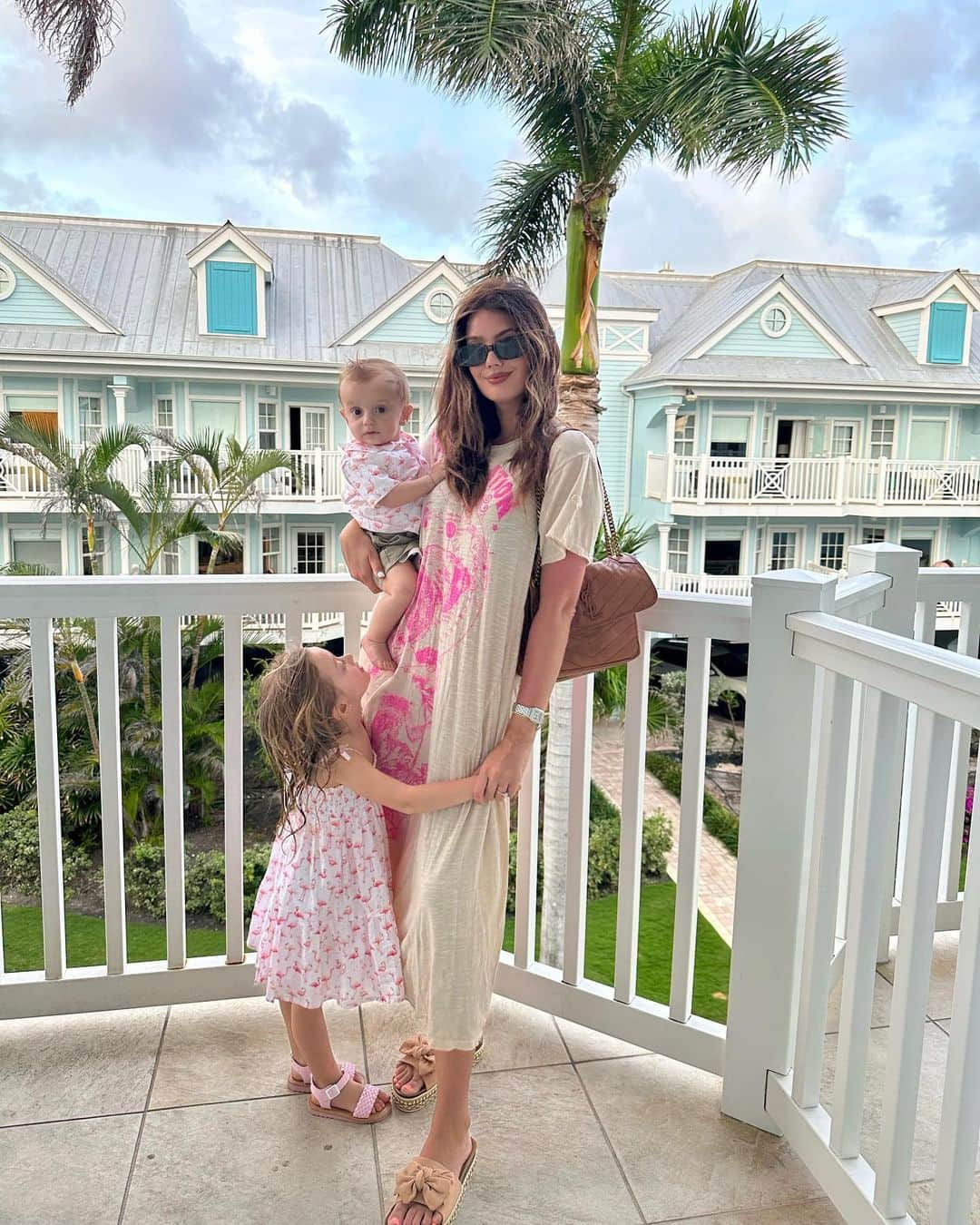 ジェイミー・レイのインスタグラム：「Match matchy 🌞   #janieandjack #matchymatchy #matchymatchywithmommy #mybabies #vacaymode #thekeys #travel #travelgram #momsofinstagram」