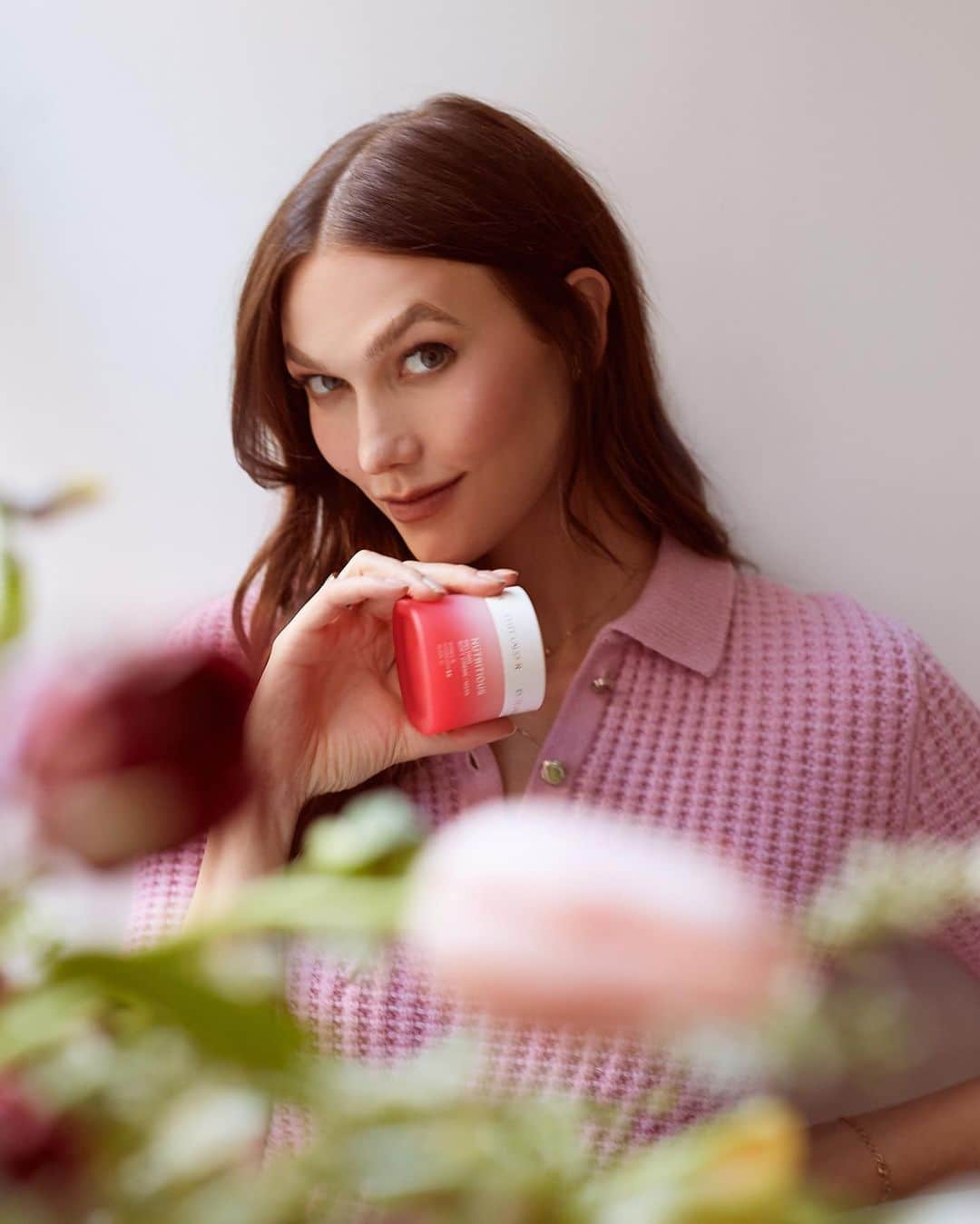 カーリー・クロスさんのインスタグラム写真 - (カーリー・クロスInstagram)「keepin’ my skin extra glowy + hydrated after a couple of fourteen-hour flights this week 💓 meet the new #Nutritious Collection by @esteelauder 🌱  #ShowSkinLove #EsteeGlobalAmbassador」4月6日 9時48分 - karliekloss