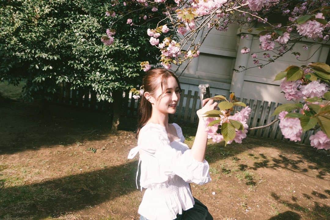 まつきりなさんのインスタグラム写真 - (まつきりなInstagram)「桜見るために井の頭公園に初めて遊びに行ったら桜散りまくってたので 神社にあったピンクの花を見つけて花見しました。笑  アイス食べておみくじ引いて、それはそれで楽しかった🌸  📸 @bunbun_1031」4月6日 9時51分 - matsuki_rina