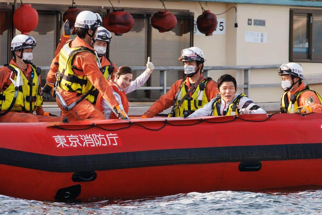 TOKYO MER～走る緊急救命室～さんのインスタグラム写真 - (TOKYO MER～走る緊急救命室～Instagram)「. ／  スペシャルドラマ  『TOKYO MER〜隅田川ミッション〜』は 4/16(日)よる９時放送  ＼   放送まであと10日🔥 ということで、 #喜多見チーフ #比奈先生 #千住隊長 の オフショットを公開🚤   お楽しみに🚑   #tokyomer #隅田川ミッション  #SPドラマ4月16日放送  #鈴木亮平 #中条あやみ #要潤 #千住隊」4月6日 10時00分 - tokyo_mer_tbs