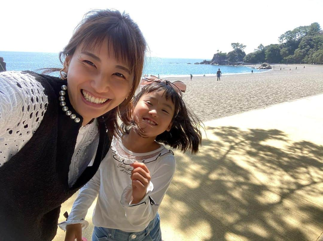 舞子さんのインスタグラム写真 - (舞子Instagram)「【基礎正しい生活ってやっぱり大事！】  やっと学校始まった🤣  長かったーーー🤣  春休み入って即帰省。  そのまま高知のお姉さんとこまで旅行。  高知から大阪の実家に帰宅。  ってことで、１週間以上旅行みたいな状態が続いてたんですね。  家事もしなくていいし、上げ膳据え膳で最高に幸せなんだけど…  子どもたちのべったり度合いは3倍に。  結果、暇なはずなのに何もできない＆ものすごく疲弊😂  旅行時間で家族全員寝るのは遅くなる。  だから朝も起きれなくて9時起床とか（笑）  お出かけするといつもの時間にお昼寝できないから、息子の機嫌も悪くなる。  変な時間に昼寝→夜寝れない。  無駄におやつも増える。  娘たちはダラダラゲームも増える。  楽しいはずなのに、楽なはずなのに、なんか知らんけどめっちゃ疲れ果てて後半顔が死んでた（笑）  これはあかんと、予定を一日早めて自宅に帰ることに。  帰ったら洗濯の山やし、部屋は汚いし、やること山積みなんだけど、動いてるとしんどいと思ってる暇もなく。  何もできないと悩む暇もなく。  なんだかんだで調子もすぐ復活（笑）  あんなに実家で寝てたのに取れなかったクマも、だいぶマシになってきた🤣  子どもたちも、ダラダラゴロゴロすることなく、やることやって、メリハリつけて遊んでるし。  やっぱ規則正しい生活って最強やなと思い知らされました（笑）  そして家事って、予想以上に体を動かしてるんだなと。  しんどいとついゴロゴロしちゃうけど、ちょっとでも良いから体動かしてる方が、結果的に楽だったりするんだよね。  たまに何もしない日を作るのは大事やし、ハメを外して超夜更かし！ 昼まで寝る！ おやつも食べ放題！  そんな日だってあっても良い。  むしろあった方がいい（笑）  でもやっぱ、基本の生活があるからこそ、ハメを外した非日常も楽しめるわけで、たまーにあるからこそ良いんだなと痛感。  てことで、今日から改めてテキパキ動いてやること片付けて、通常モードに戻していくよー🙌  日常の質を上げること、 当たり前のレベルを上げること、 努力を努力と思わなくなること、  この辺が新年度の目標です☺️  みんなも一緒に楽しみましょう♡  #ビジョカツ #規則正しい生活 #当たり前のレベルを上げていく #春休み #子どものいる暮らし #三児の母 #アラフォーママ」4月6日 10時01分 - maiko.03010