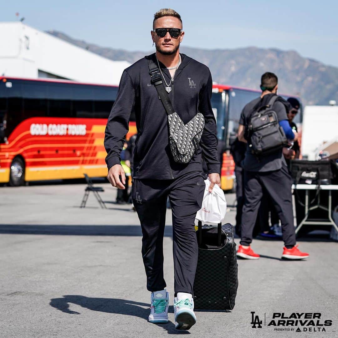 Los Angeles Dodgersさんのインスタグラム写真 - (Los Angeles DodgersInstagram)「First road trip of the year.  ⁣ Player arrivals presented by @delta.」4月6日 9時59分 - dodgers