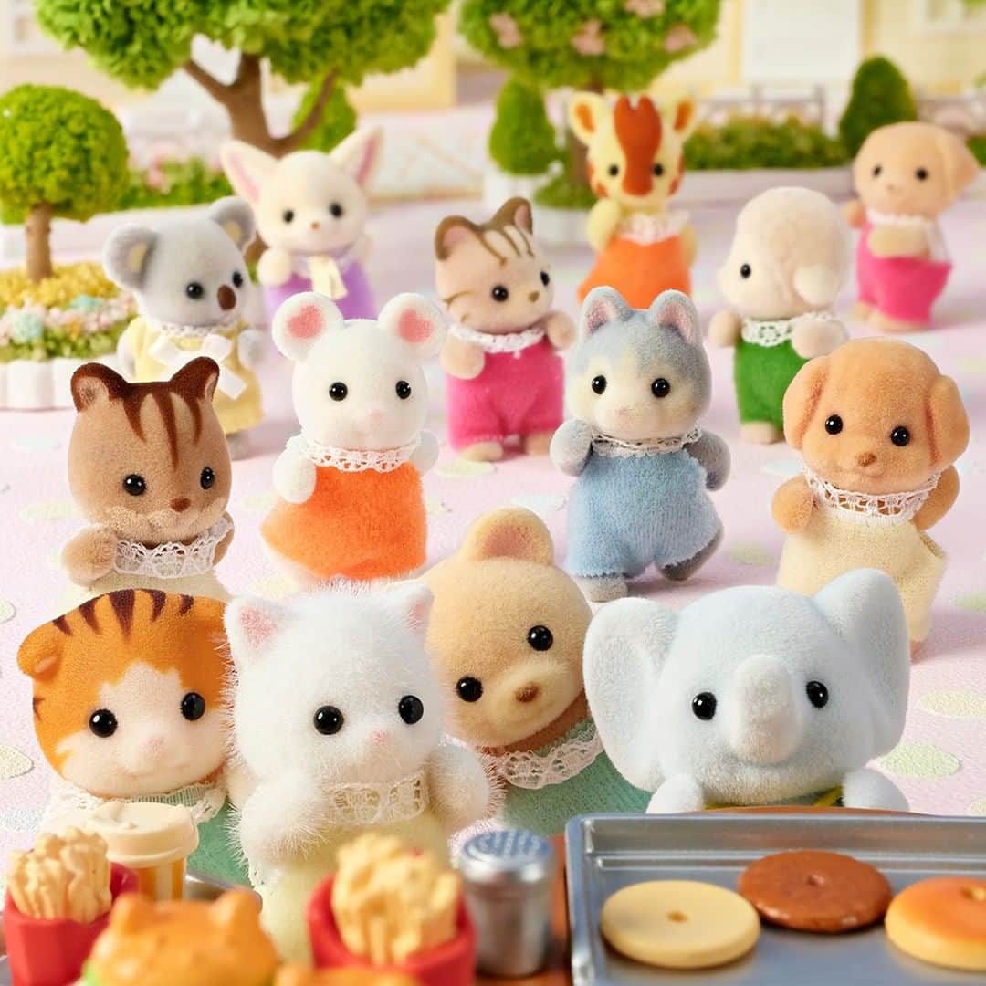 のインスタグラム：「「いいにお～い！」 「おいしそ～！」  ハンバーガー屋さんで楽しいことがあると聞いて、赤ちゃんたちが集まってきました✨  何がはじまるのかな？  #シルバニアファミリー #シルバニア #sylvanianfamilies #calicocritters #sylvanian #ドールハウス #dollhouse #ミニチュア #miniature #かわいい #可愛い #cute #癒し #癒される #kawaii #ハンバーガー #ポテト #シルバニア赤ちゃん」