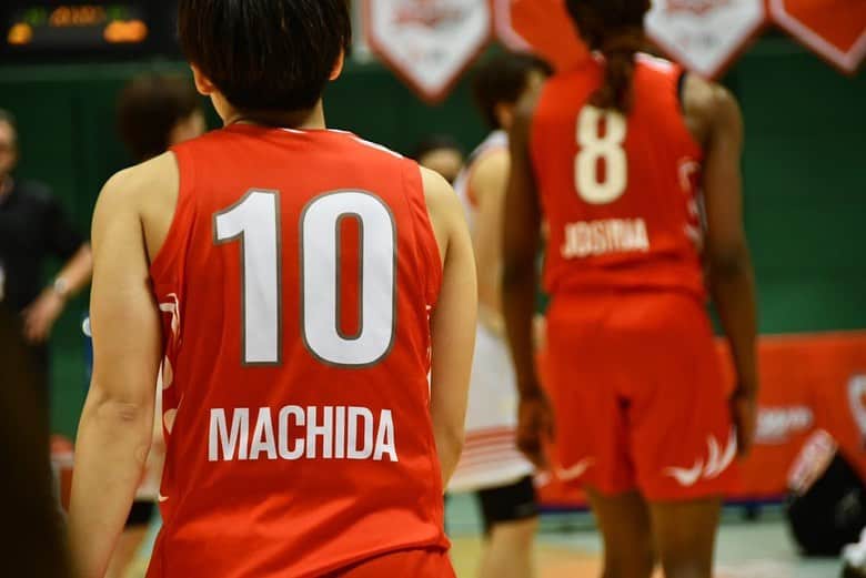 町田瑠唯のインスタグラム：「． 今シーズンが終了しました。 なんかまだ実感がないっていうか、、 まだ終わってない感じがあって、変な気持ちです。 ⁡ こんなにもチーム全員が揃わないシーズンは 初めてで、誰かが戻ってきては誰かが抜けての繰り返し。 全員が揃ってよしまたこっからって、時にまた抜けて、全員が揃うことがほぼなかった年。 やるしかない‼︎大丈夫‼︎って言葉が 今年の合言葉って感じだったな、、、笑 ⁡ だけど、誰かが抜けても、そこの穴埋めをかならず誰かがしてくれてて、チームを支えてくれてたなって。後半になるにつれて、みんなが心強かった。ありがとう。 ⁡ どんな選手でも持ち味、良いところはたくさんあって、 それを最大限に引き出すのが、自分の役目だけど、、、 生かしきれなかったなって思うところが多くて、申し訳ないです… ⁡ いつまで経っても課題だらけです。 ⁡ どんな時も応援してくれて、背中を押してくれたファンのみなさん。本当にありがとうございました‼︎ これからも色んな壁が出てくると思いますが、 コツコツ継続してやることを忘れず、一歩一歩成長していけるように頑張っていきたいと思いますので、今後とも応援のほどよろしくお願いします‼︎ ⁡ 今シーズン、 たくさんの応援ありがとうございました‼︎」