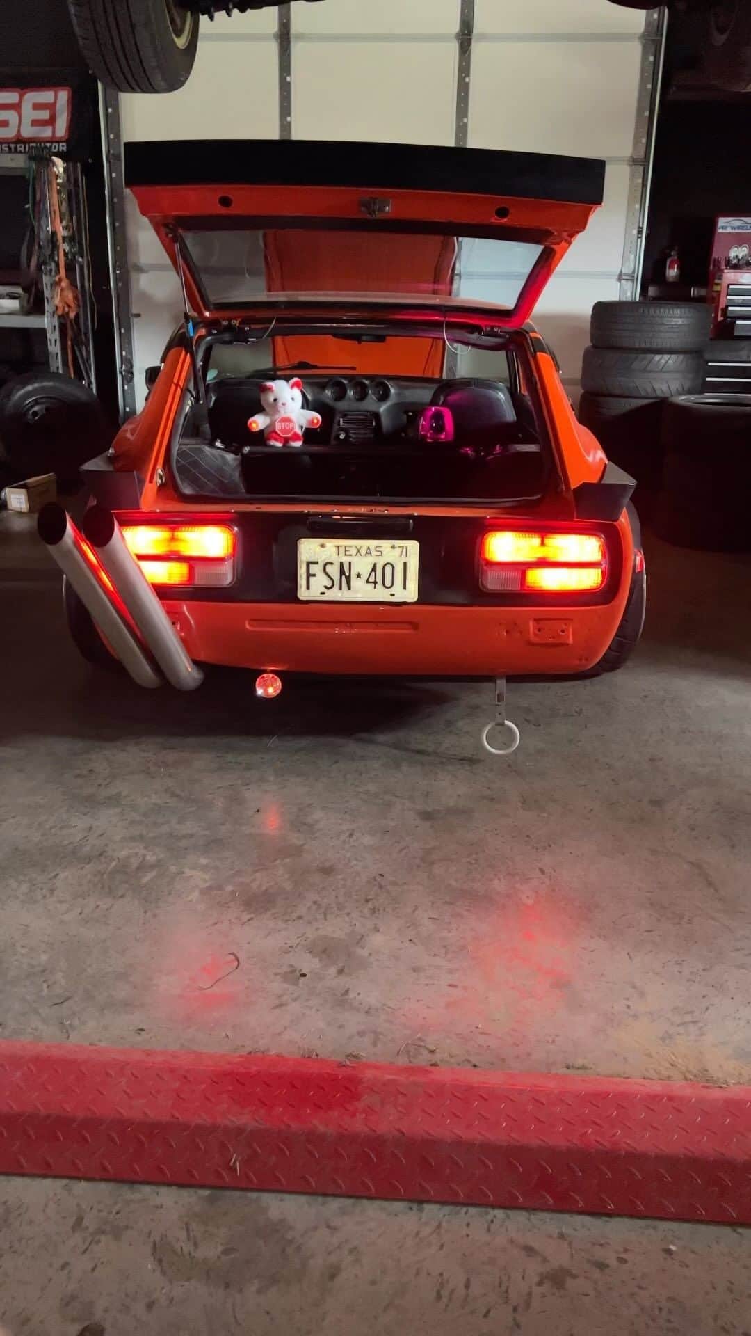 スティーブのインスタグラム：「Loving my old school accessories Stoppy Bear and patrol light @kyusha_relics  テディとパトライトのフェアレディZに合ってる　好き❤️」