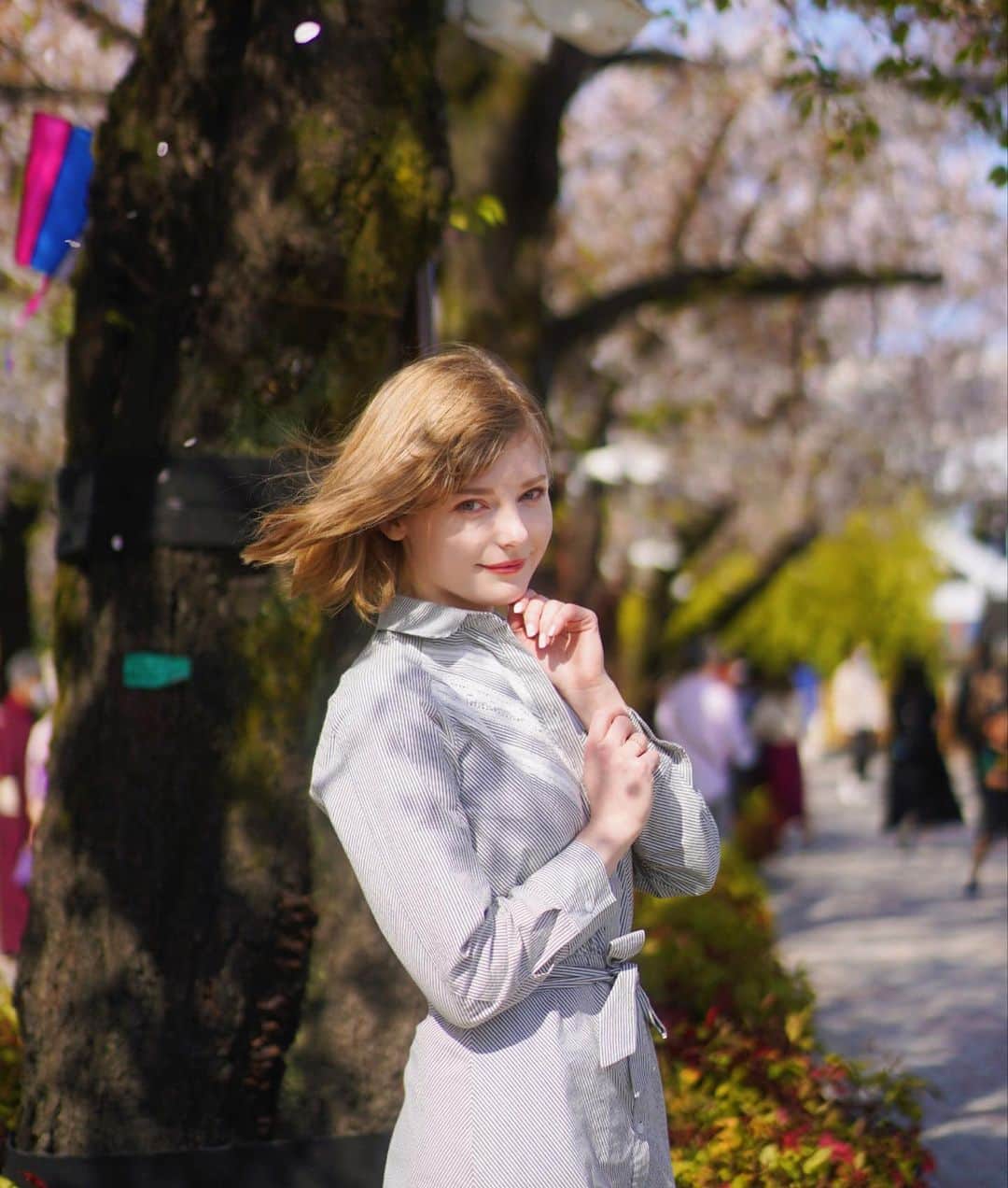 Ella Freyaのインスタグラム：「So glad I could make it to Japan in time to see the Sakura blooming 😭 I took a lot of pictures. You can find much more pictures in my fanclub by the way 😊  ちょうど桜を見えるに間に合って嬉しいです！ファンクラブでもっと写真を投稿します　^ ^  📸 @tomonori962」