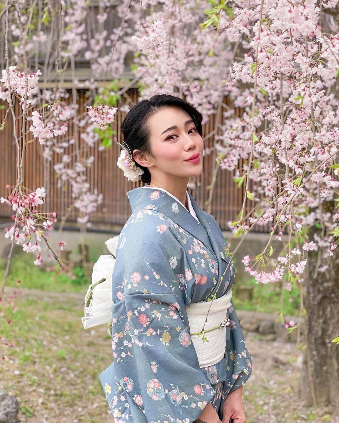 倉地美晴さんのインスタグラム写真 - (倉地美晴Instagram)「・ 京都観光ではよく着物をレンタルする。 普段着る機会がほとんどないから、京都の街で着物を着るだけで特別な気分が味わえて、思い出がもっともっと濃くなる。  レンタル着物って結構若い人がやるイメージが多いけど 年齢性別関係なく絶対楽しめると思うからとってもオススメ👘  I often rent kimonos for sightseeing in Kyoto. I rarely have a chance to wear it, so just wearing a kimono in Kyoto makes me feel special and makes my memories even more intense.  Kimono rental is often associated with young people, but I highly recommend it because I think it is definitely fun regardless of age or gender👘  #Travelreel #asiatravel #hotel #trip #travel #京都 #レンタル着物 #着物 #春 #kimono #kyoto #kyotojapan」4月6日 10時11分 - miharu_kurachi
