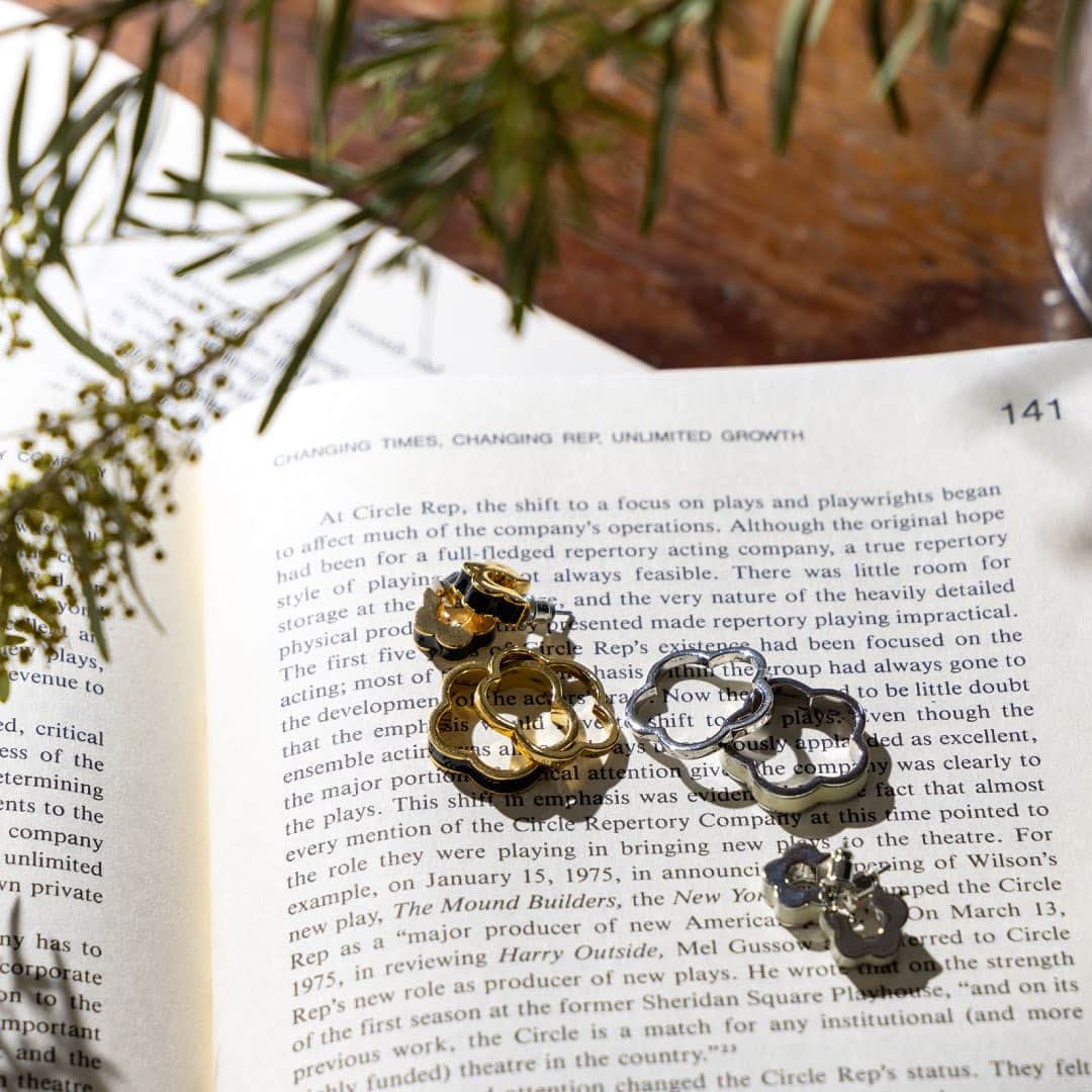 MARY QUANT officialのインスタグラム：「- #センターエポピアス #センターエポリング - #MARYQUANT #2023SUMMER #NEWITEMS #FASHION #EARRINGS #RING - #マリークヮント #ピアス #リング #アクセサリー #夏アクセ」