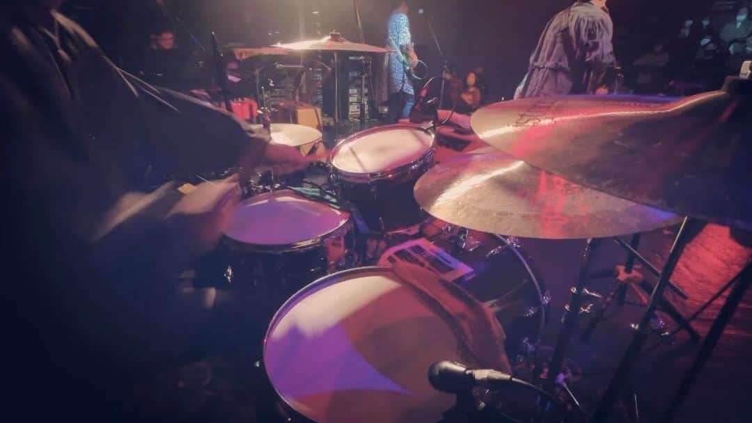 吉澤響のインスタグラム：「本日4/6はセカイイチのメジャーデビュー記念日です。 2005/4/6に『石コロブ』でデビューしました。 じ、18年…！ 一番最近に演奏した映像載せときます。 今後とも何卒よろしくお願いいたします！！！  2022/11/4 渋谷WWW 『石コロブ』/ セカイイチ  #セカイイチ #ドラム  #live #drums #drummers #gretschdrums #gretschdrummer #istanbulcymbals #promucodrumsticks #promuco」